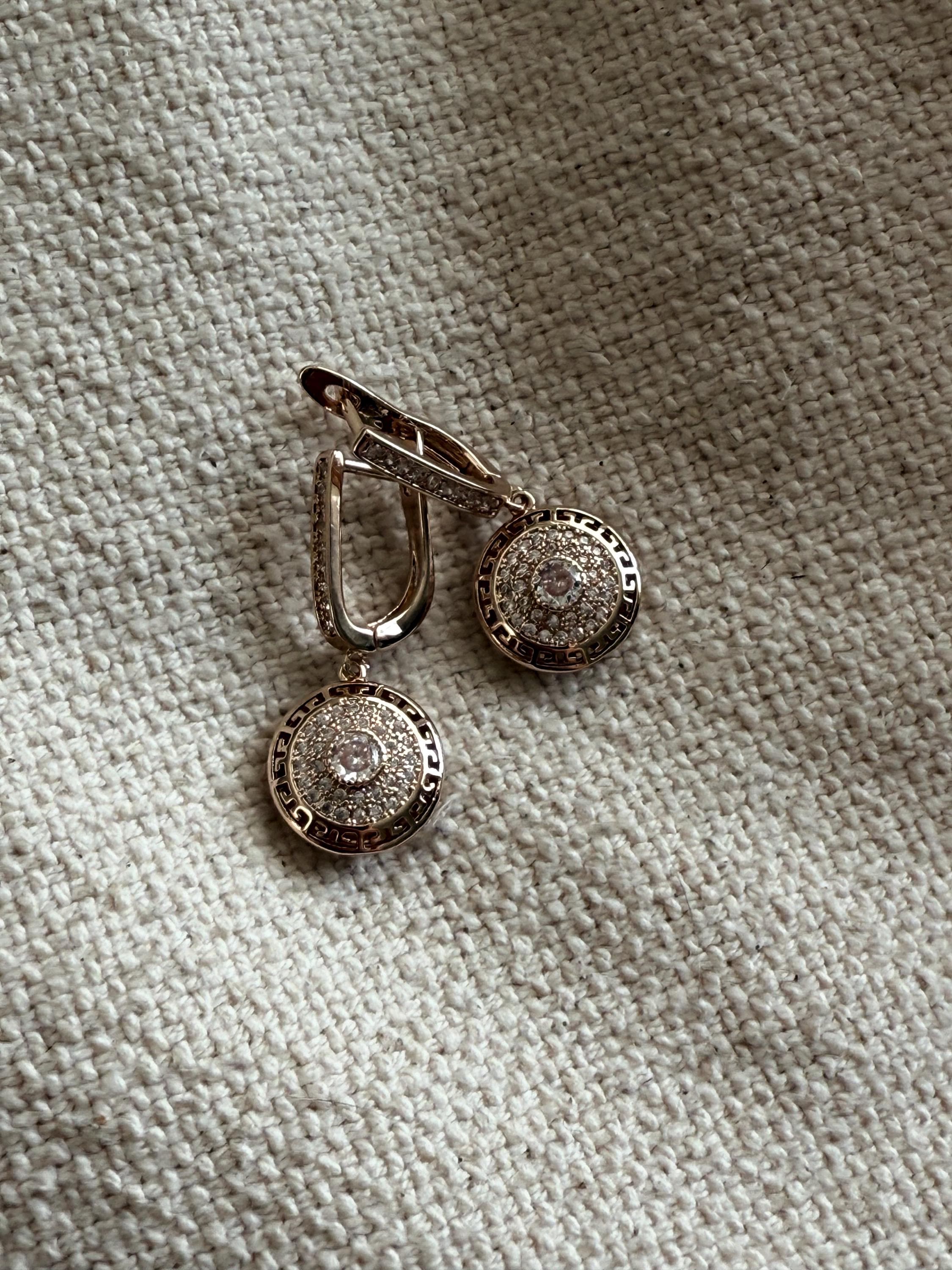 Gold tone earrings - image 4