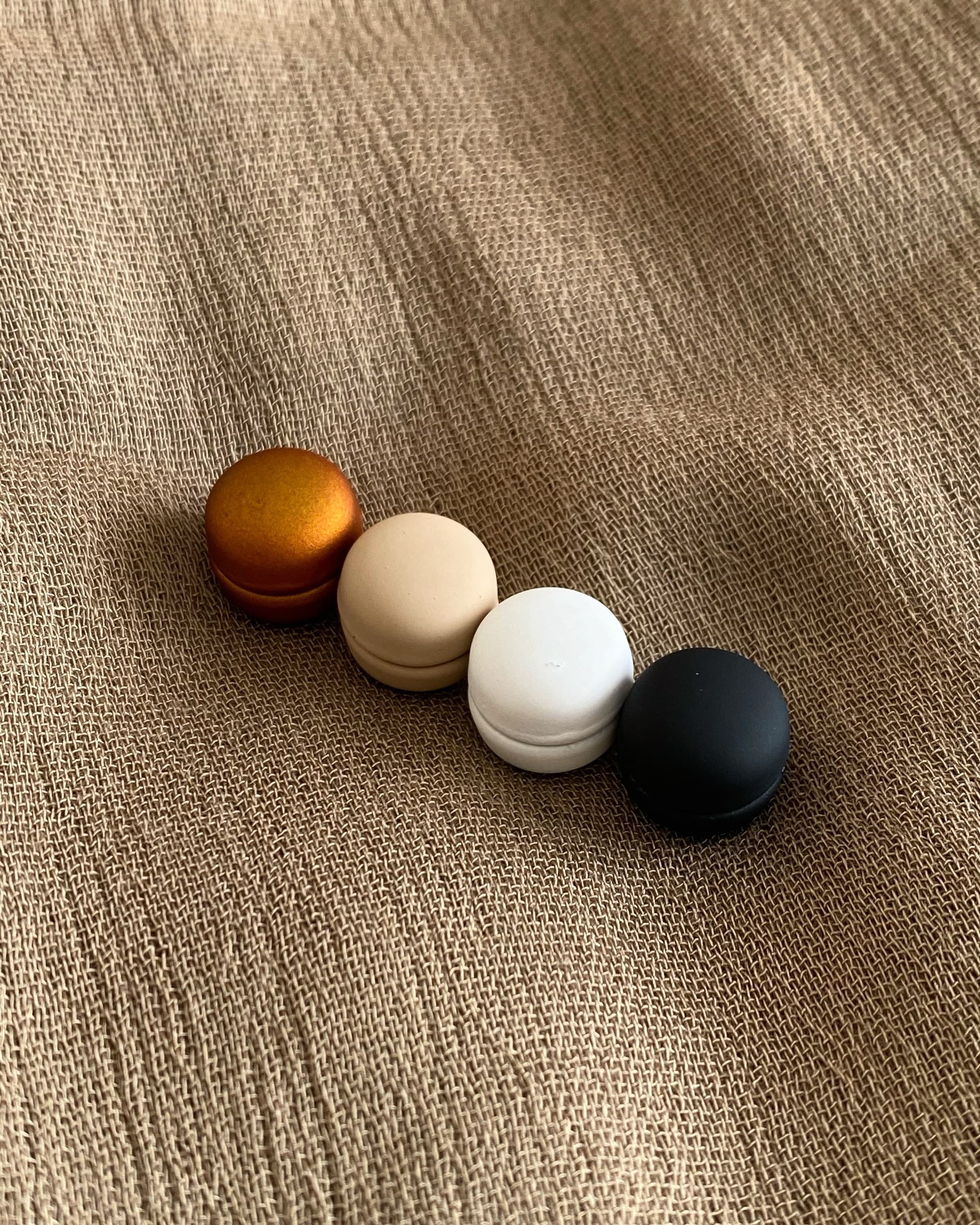 Metal hijab magnets in a chrome and matte finish.