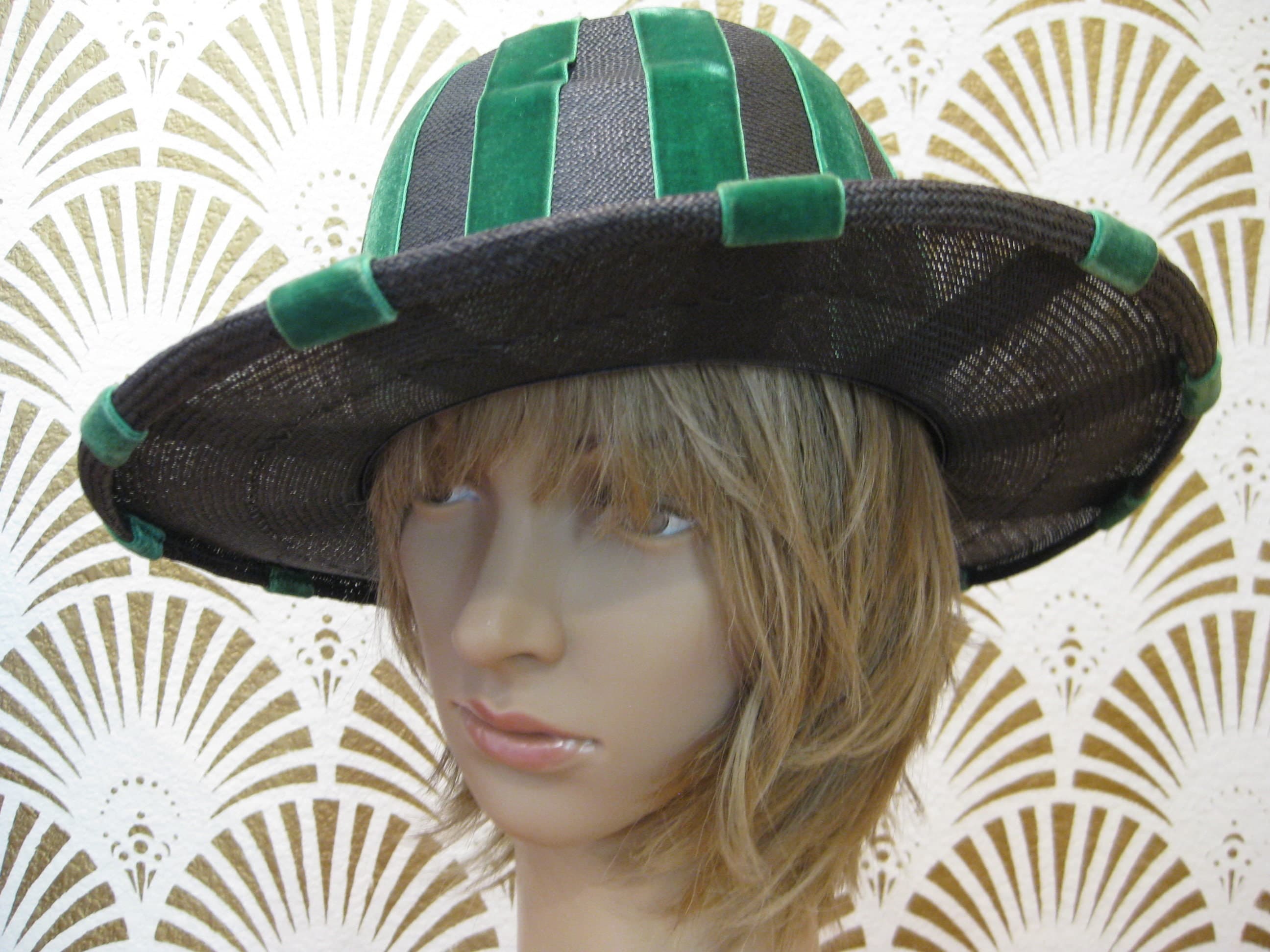 Hat, Designer Hattie Carnegie, Black Straw with Green Velvet Ribbon, Vintage 1950s - image 5
