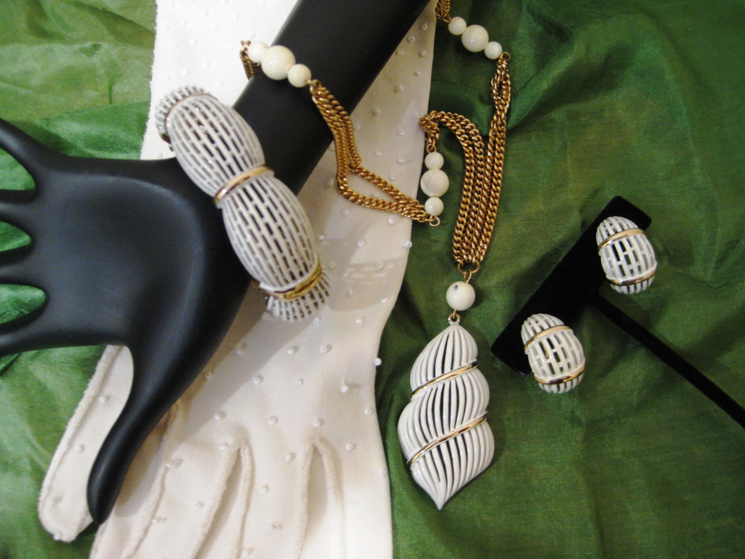 Seashell Parure Jewelry Set, White and Gold Jewelry, Necklace, Bracelet & Earrings, Vintage 1950s - image 3