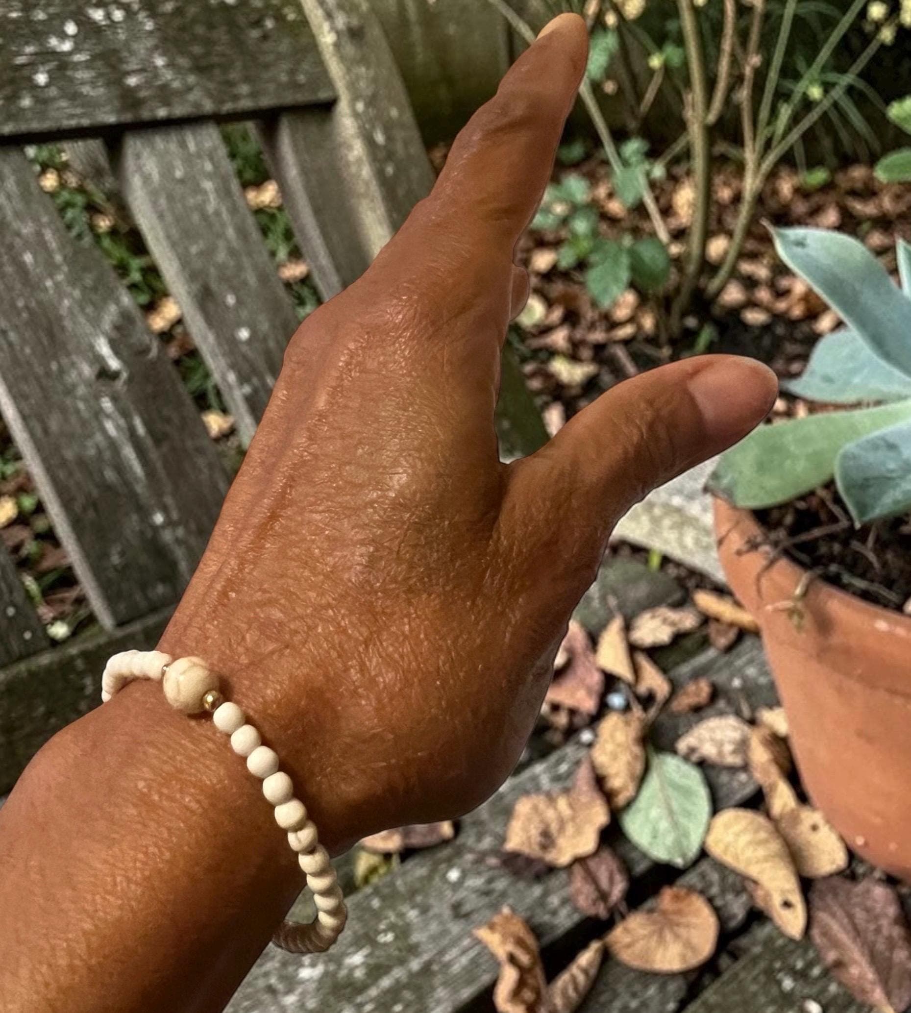 Minimalists bracelet, white agate bracelet, neutral jewelry, beaded bracelet, stretch bracelet, dainty jewelry, everyday