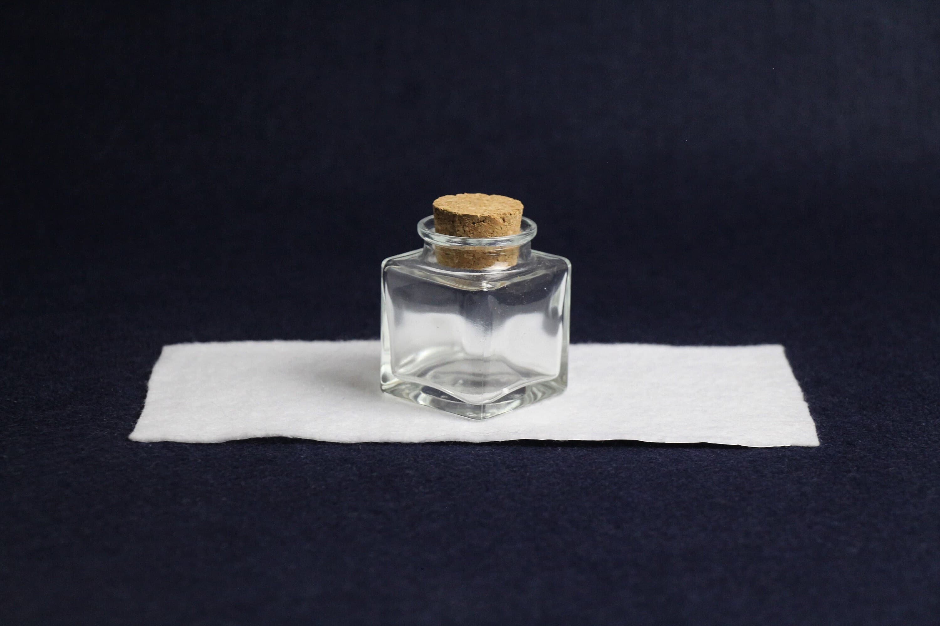 Simple square glass inkwell with cork stopper - 50 ml - image 4