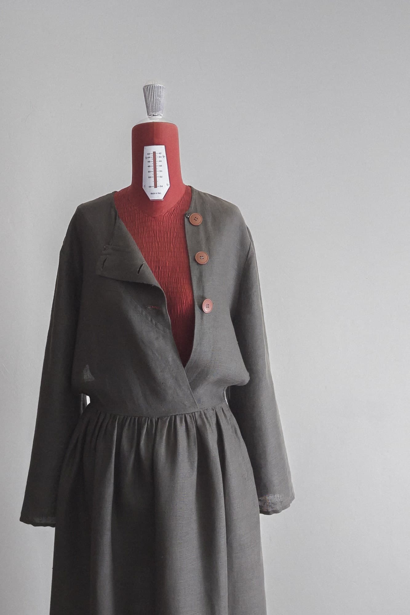 Italian peppercorn pure linen dress w/pockets, open side and long sleeve - image 5