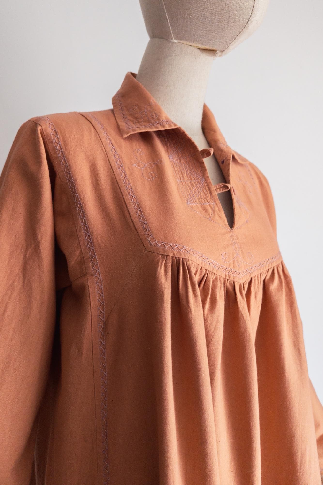 1970s boho ethnic embroidered nap dress – cooked salmon cotton - image 3