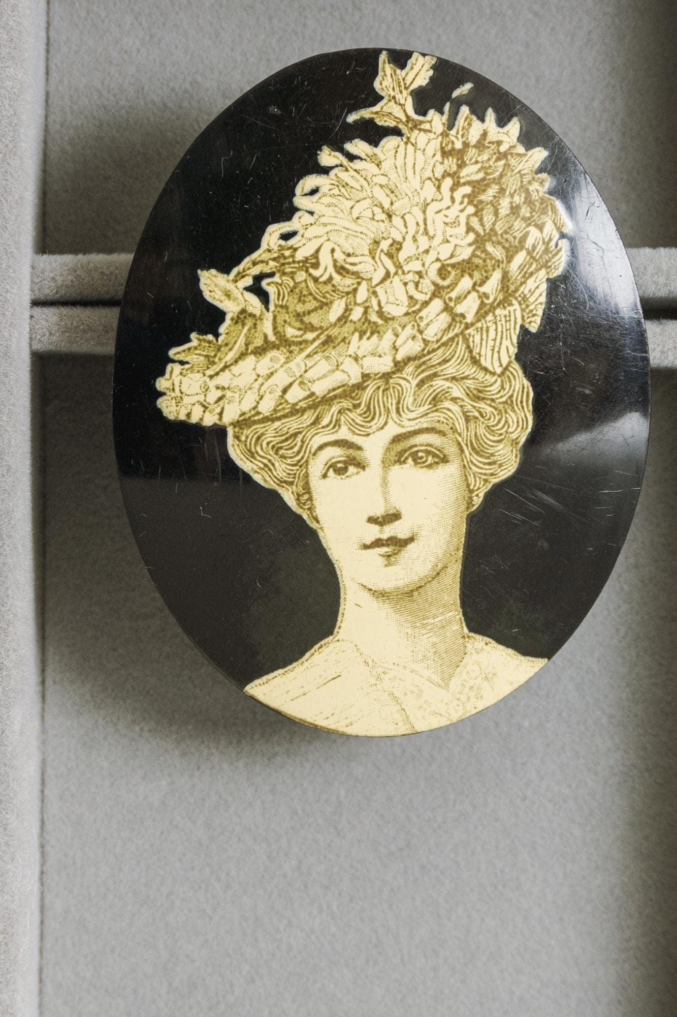 french art deco black brooch 1960s early lea stein serigraphy lady with hat oval type 1 pin, wearable art - image 3