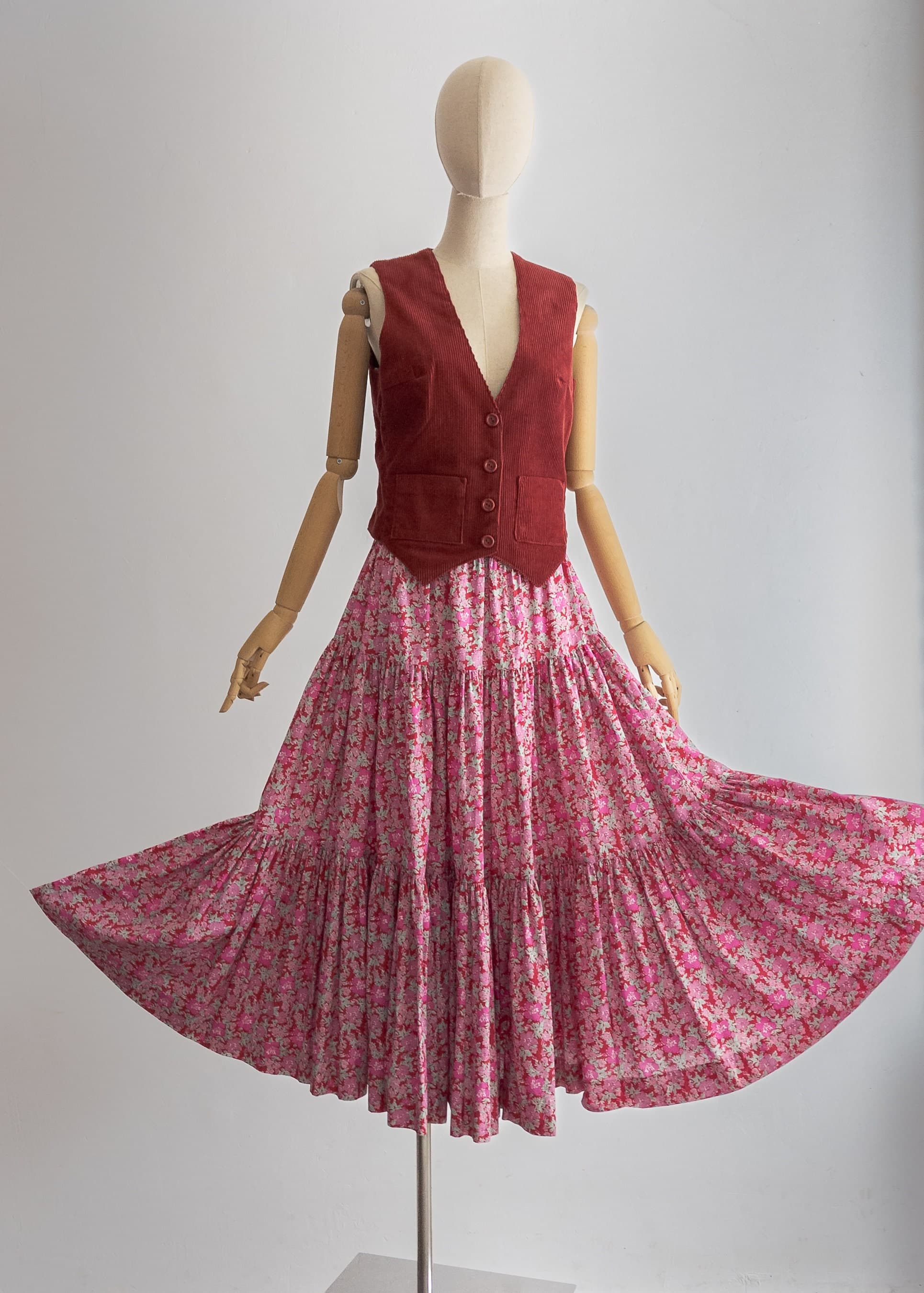 late 1980s Laura Ashley floral skirt tiered full midi in cute mauve pink ditsy floral on the burgundy background, smocked elastic waistband - image 4