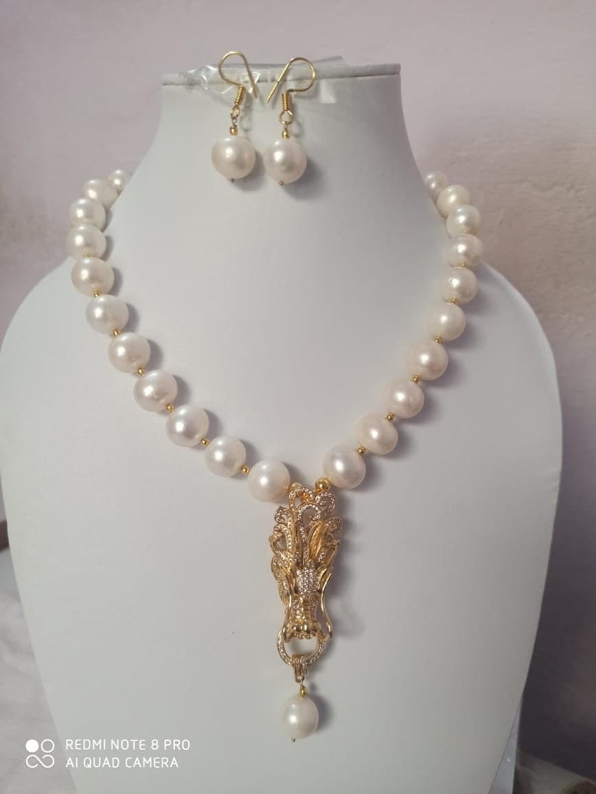 23'' Natural Freshwater Pearl Necklace 626 Carat AAA Baroque & Round Pearls with Gold-Plated Pendant