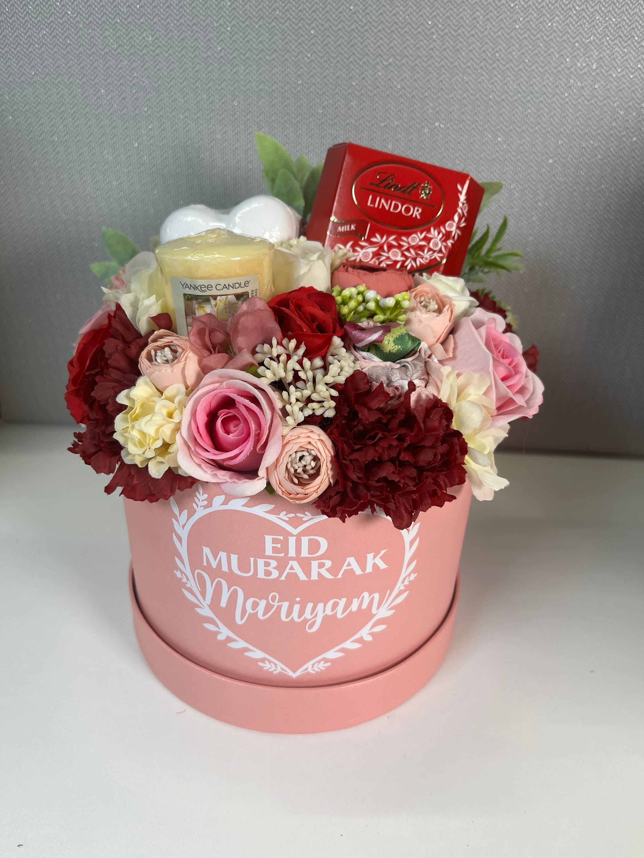 Eid mubarak gift set in pnk with flowers and gifts