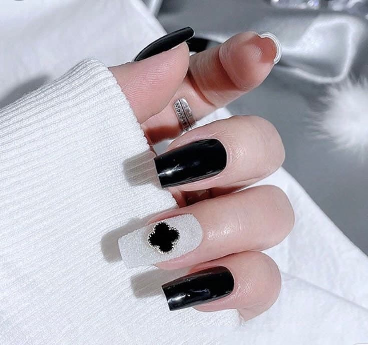 Gold Four Leaf Clover 3D Nail Art Decoration (2pcs) - image 3