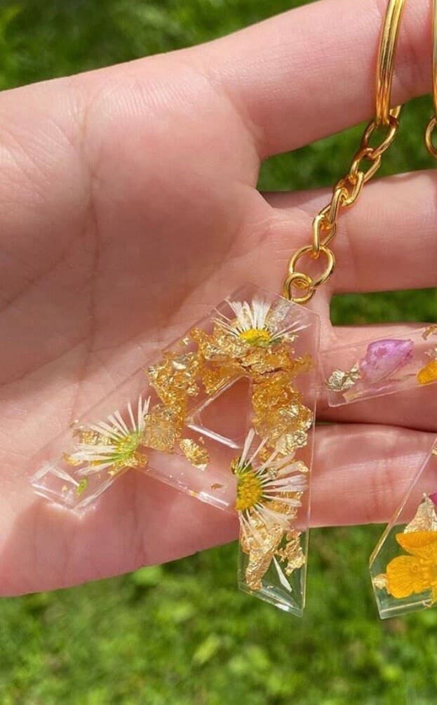 Initial Resin Keyring with Daisies and Leaf Flakes - image 3