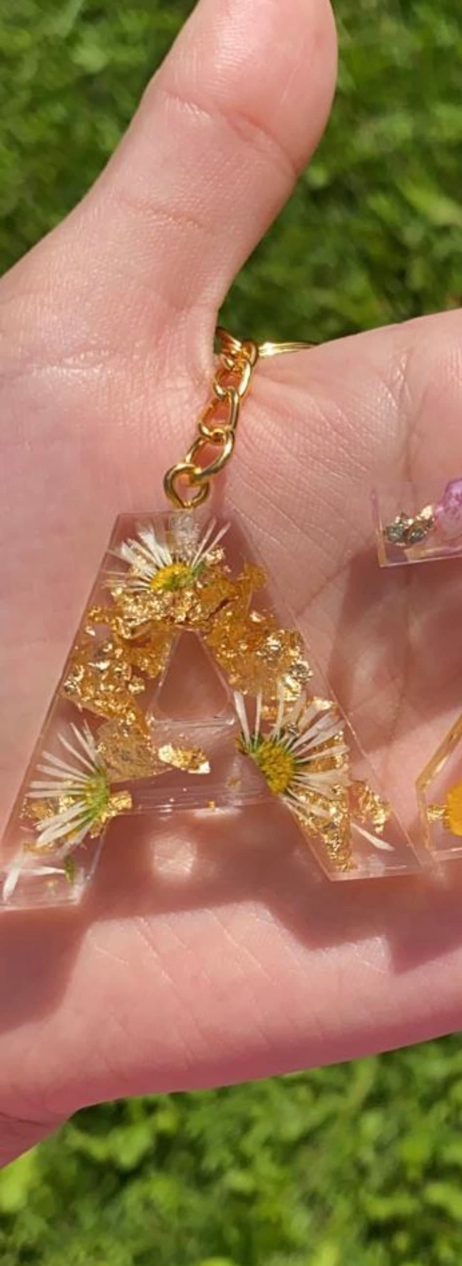 Initial Resin Keyring with Daisies and Leaf Flakes - image 4