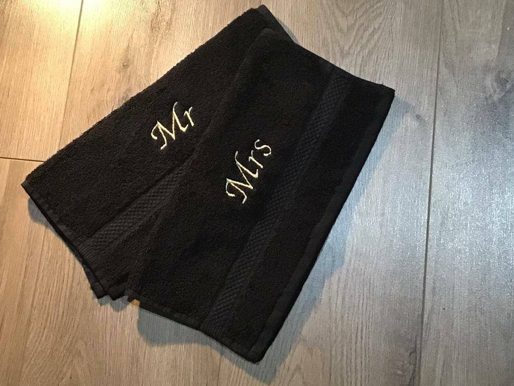 Set of 2 Mr and Mrs Towel Gift Set – His and Hers Face Cloths | Personalised Wedding Gift | New Home, Anniversary, Couple Present,