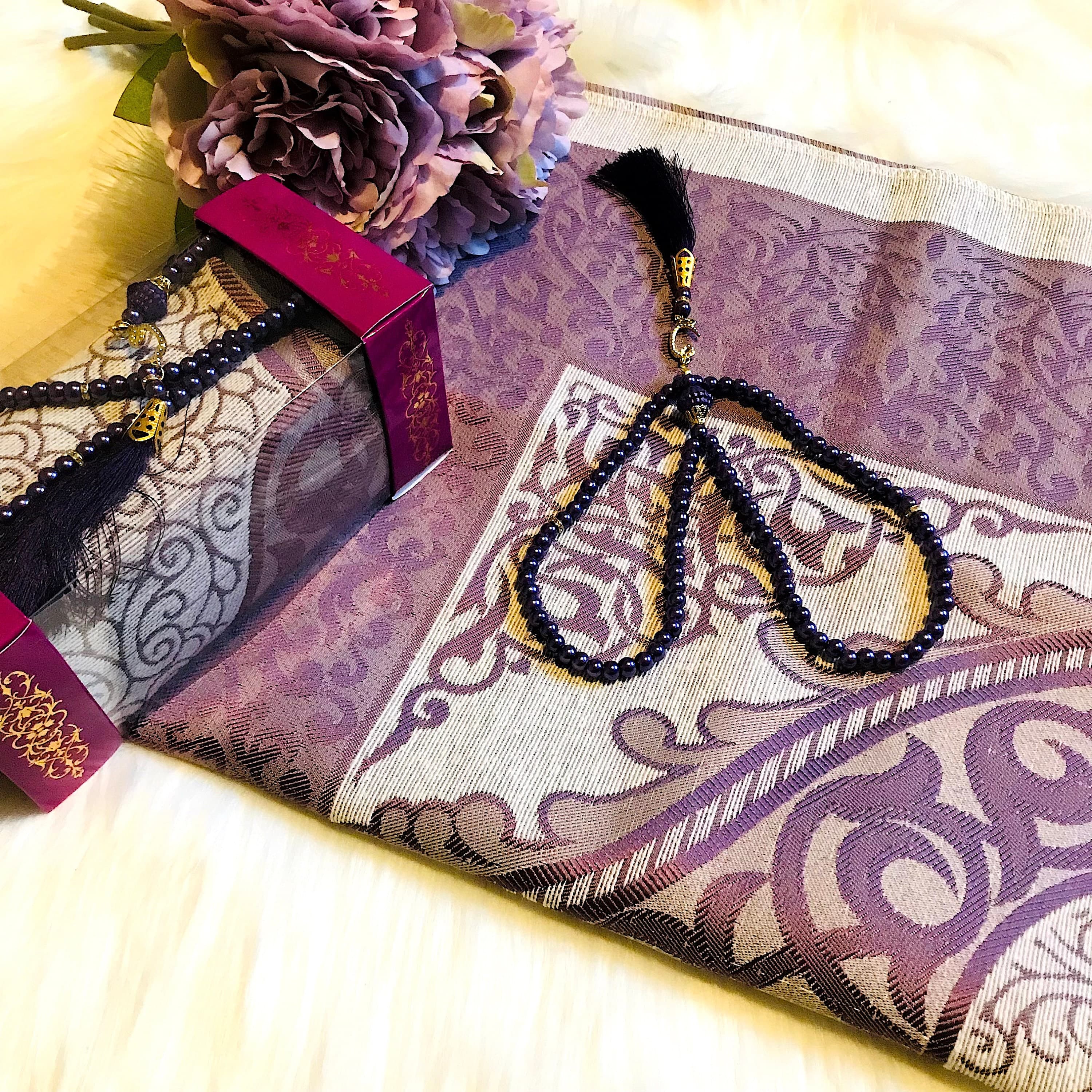 Mihrab Taffeta Gift Boxed Ottoman Prayer Rug with Tasbih -Large Prayer Mat / Janamaz - Size: 120 x 70 cm - Made in Turkey - image 4