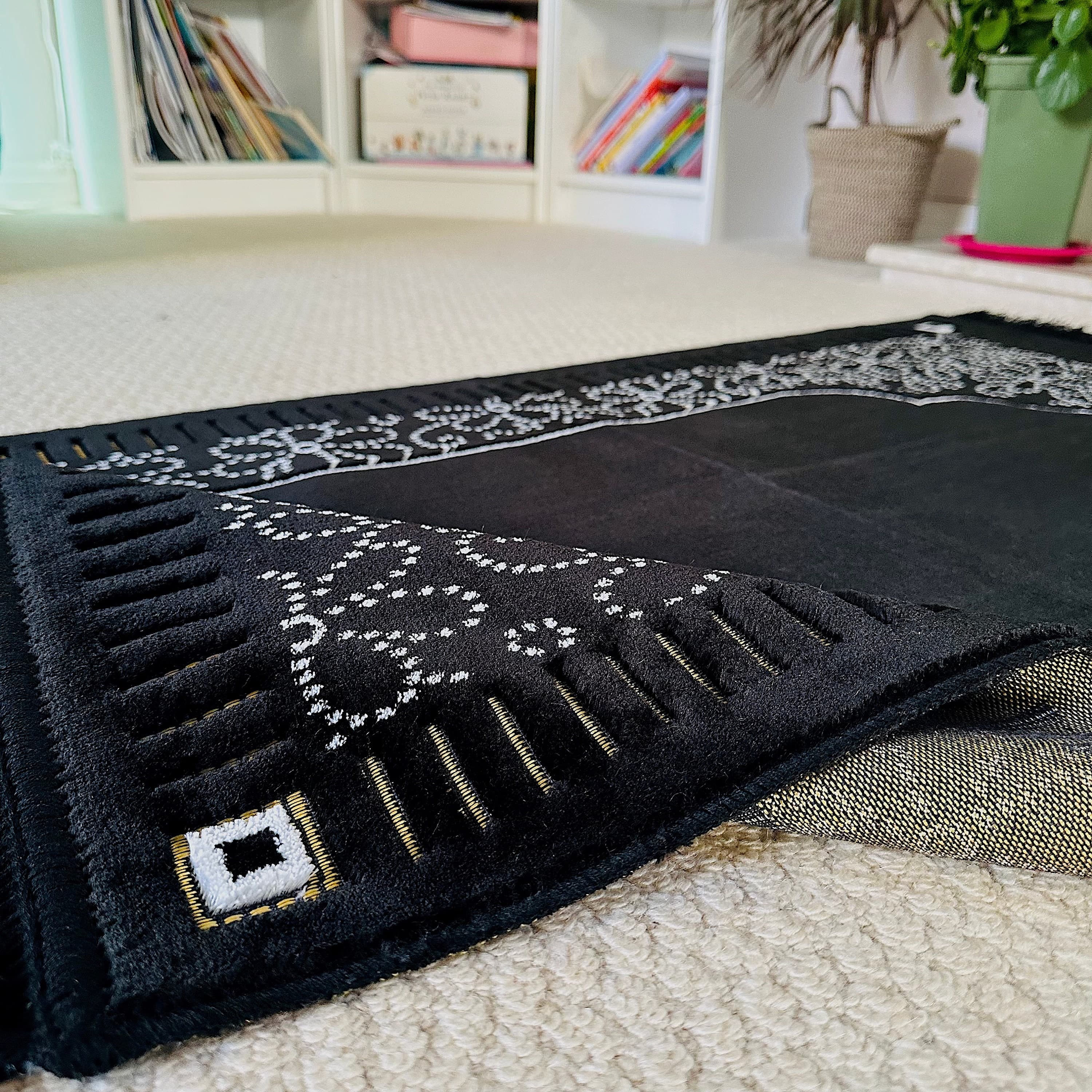 New Mihrab Style Velvet Prayer Rug (750g)-Large Prayer Mat / Janamaz |  Size: 110x70 cm - Made in Turkey - image 2