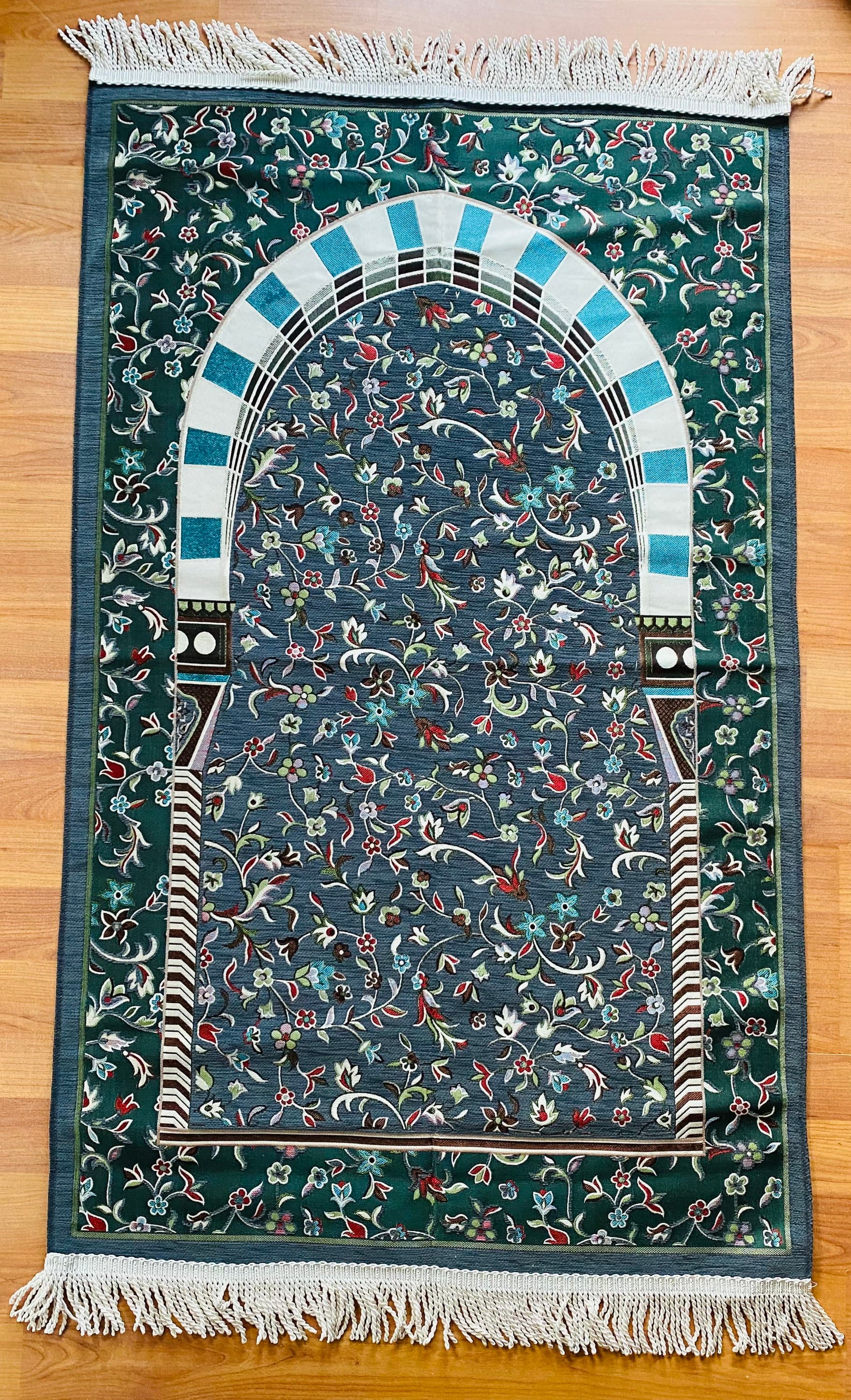 Luxury Jacquard Prayer Rug: Embossed Floral Sejadah, Islamic Gift