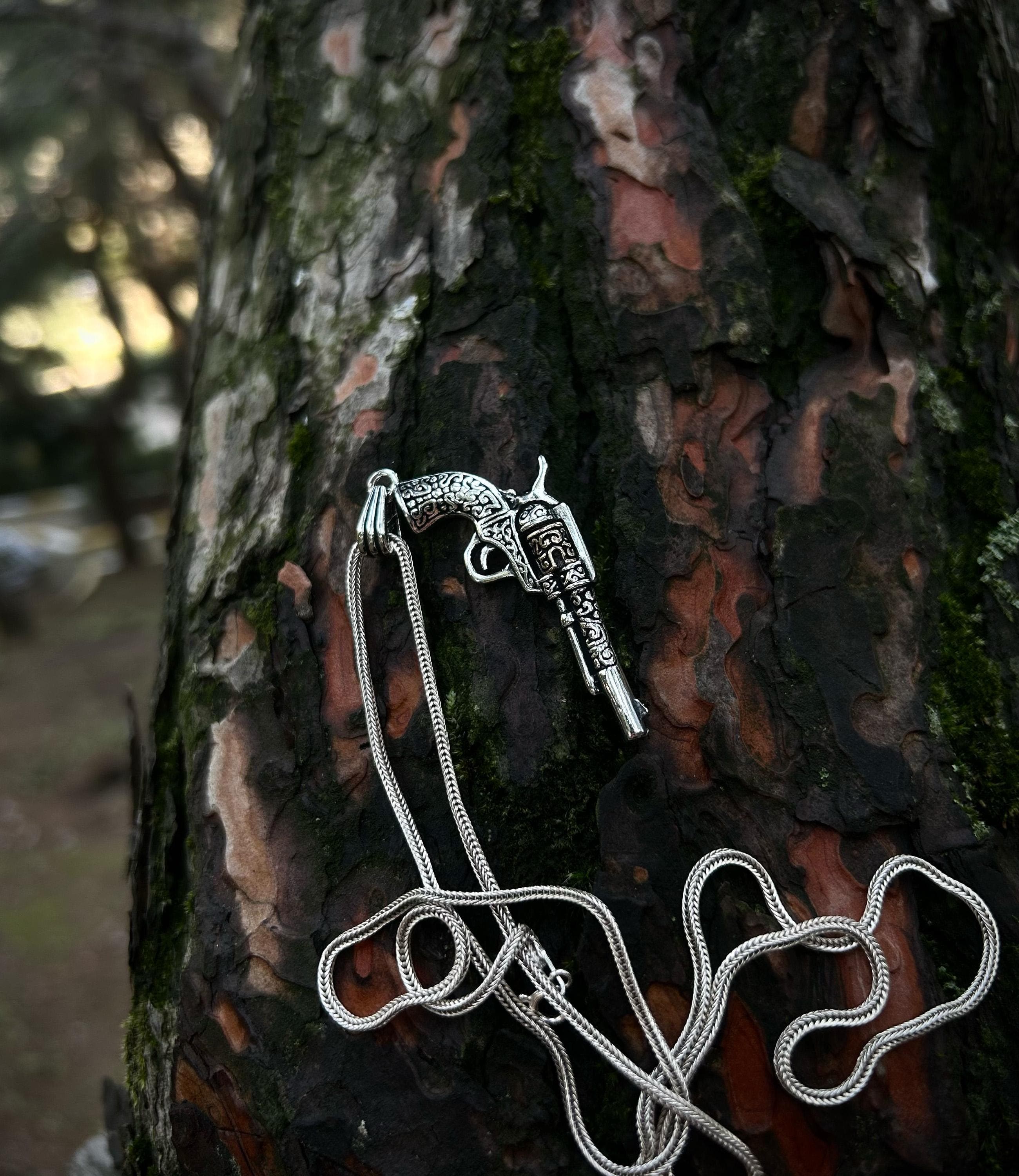 Cowboy pistol pendant in 925 silver, western biker men’s necklace with spinning six-shooter
