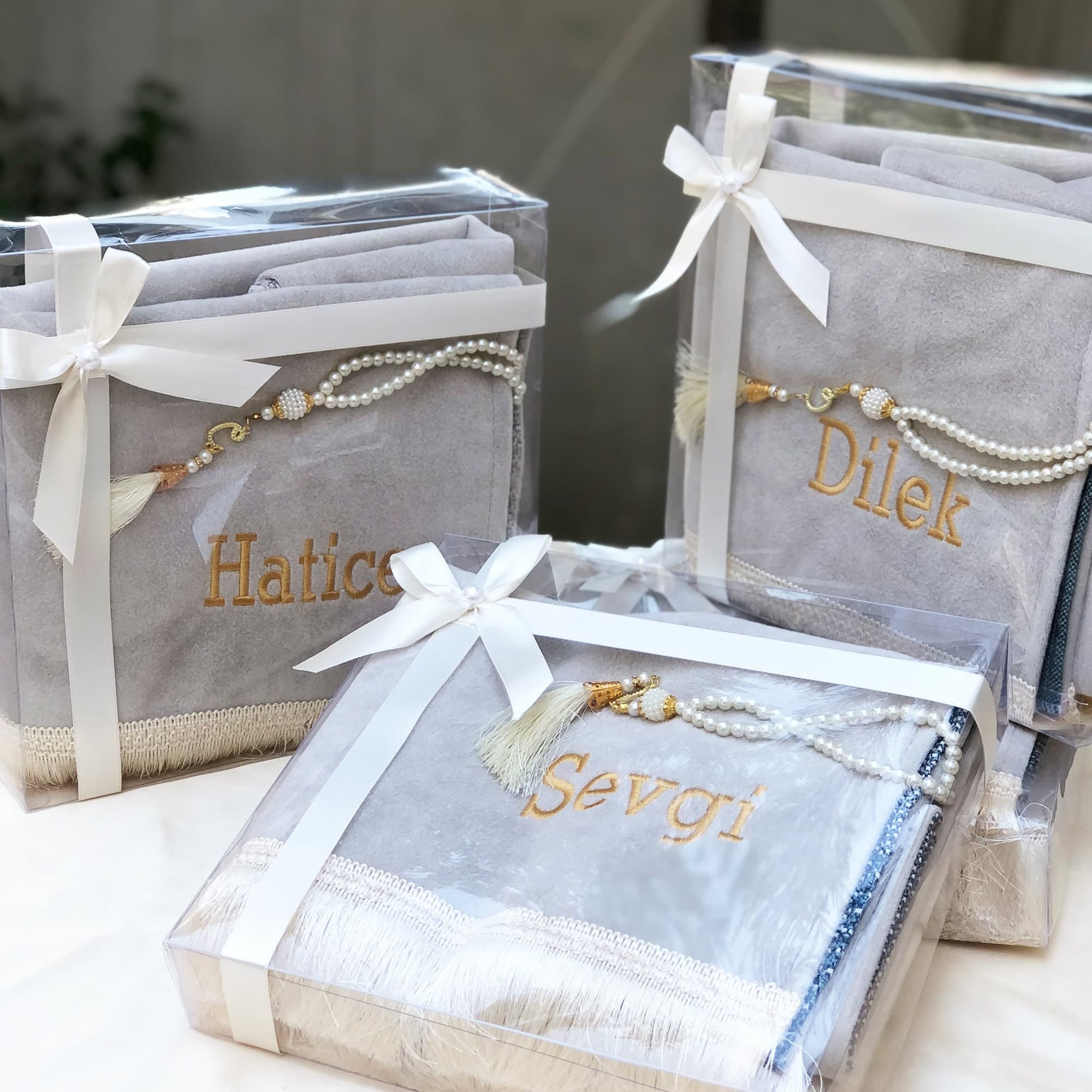 Personalized Velvet Prayer Rug Set: Islamic Gift with Pearl Rosary