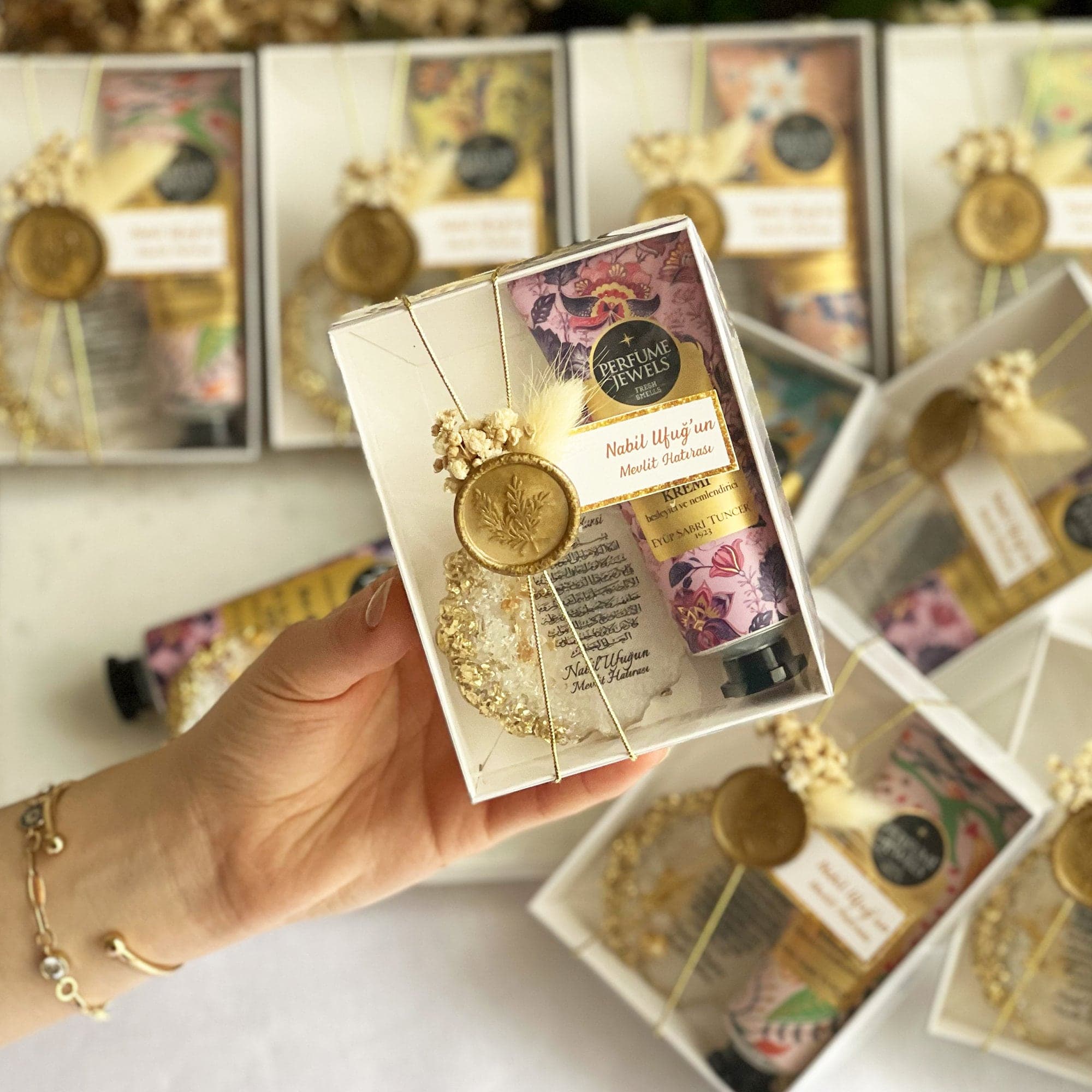 Rustic Wedding Favor: Epoxy Magnet Hand Cream Gift Set