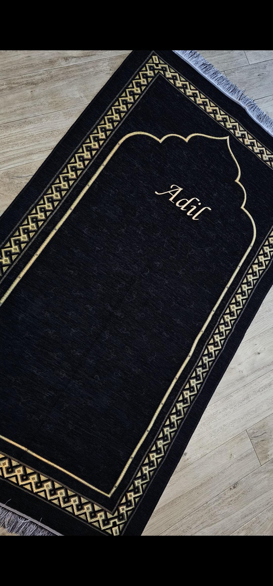 Personalised Black and Gold Prayer Mat – Premium Muslim Rug with Custom Name – Elegant Islamic Gift – Eid | Ramadan Hajj and Umrah Present