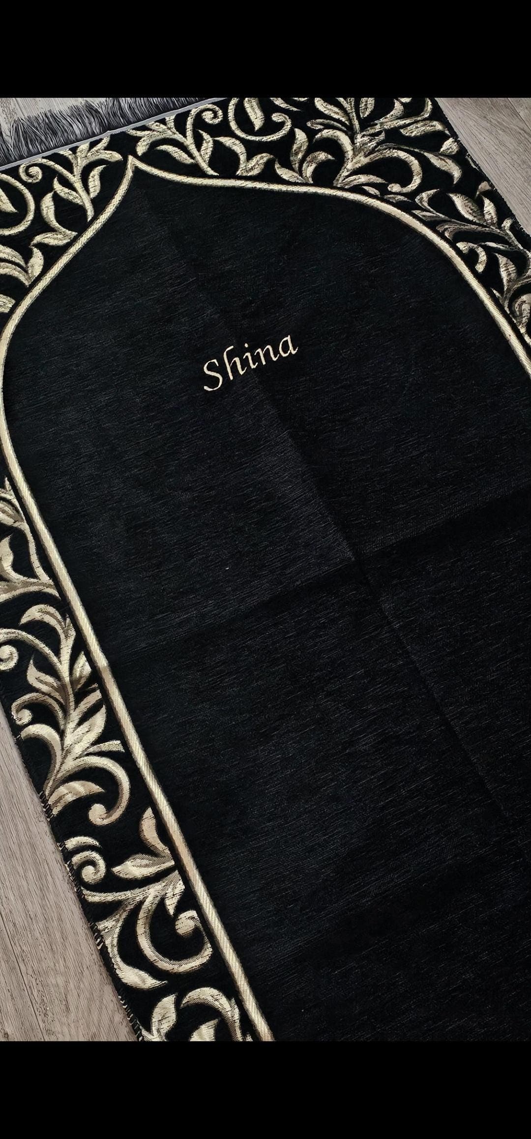 Personalised Black Adult Prayer Mat – Luxury Muslim Prayer Rug – Custom Name Islamic Gift – Eid Ramadan Present