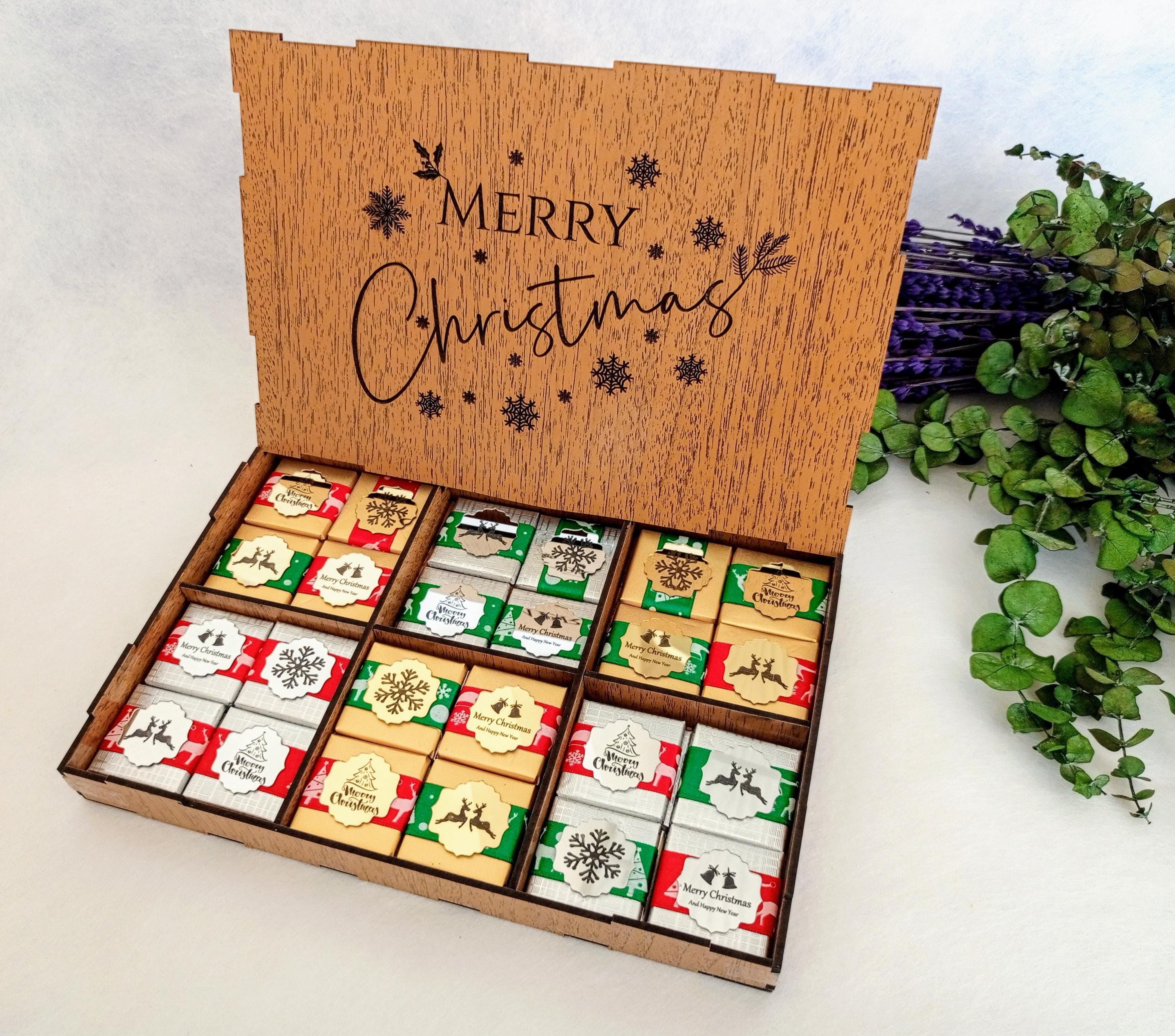 Christmas Chocolate Favors – Foil Wrapped Milk Chocolate, Wooden Box