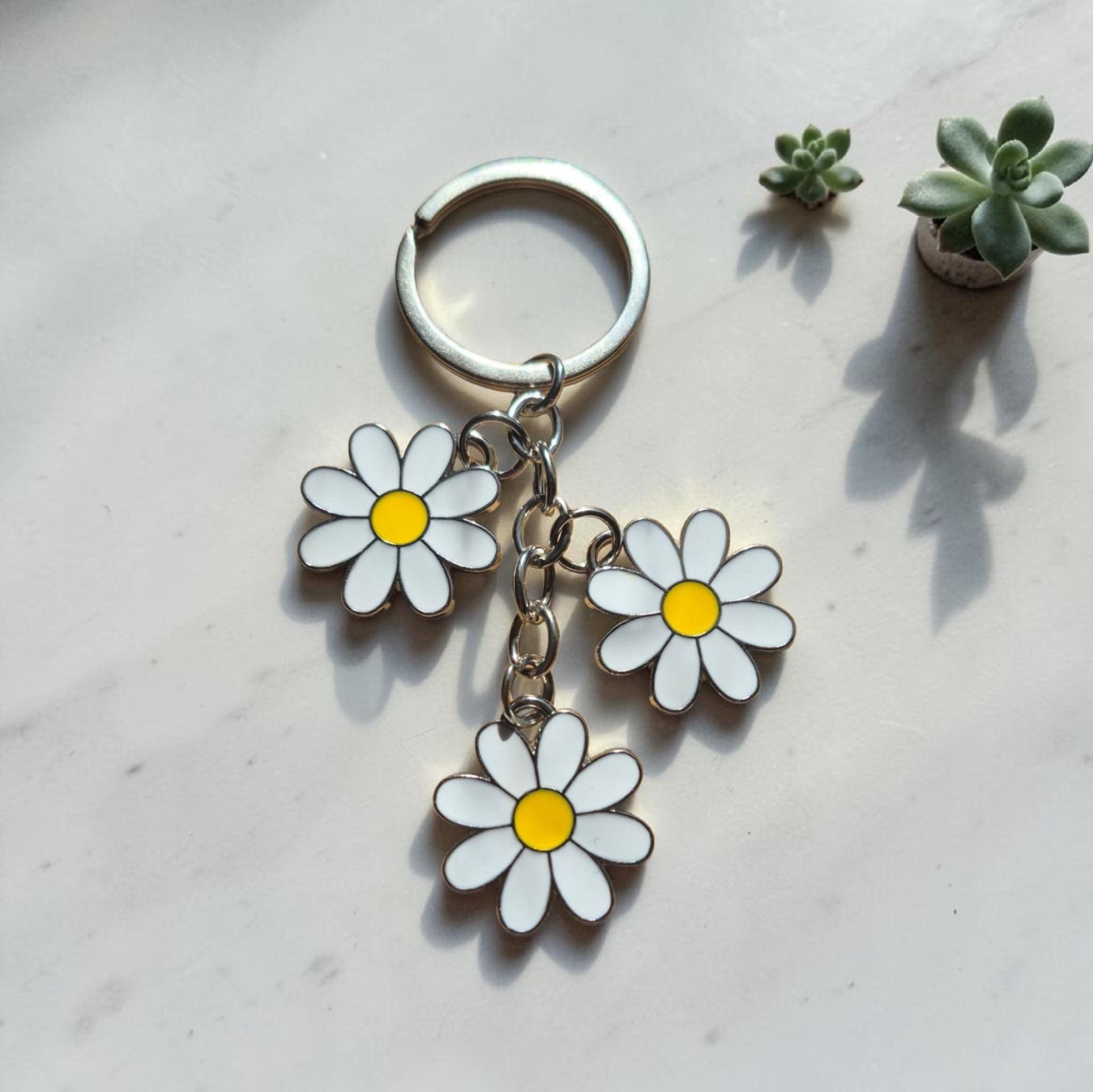 Daisy flower keychain, Daisy flowers charm for her, Accessories for her, keychain accessories
