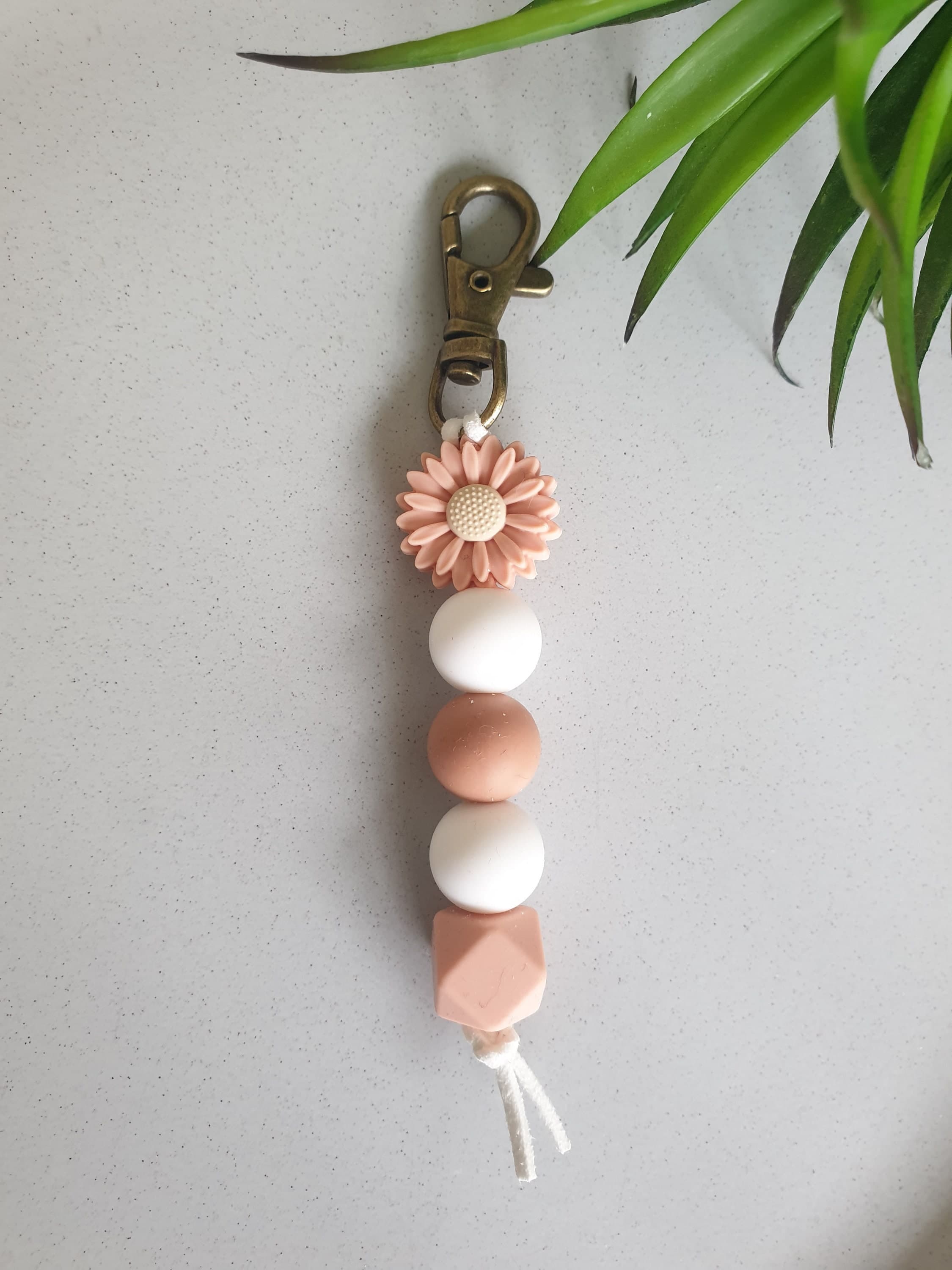 Keychain silicone bead daisy keychain- beaded keyring - Gift - Handbag accessories - image 4