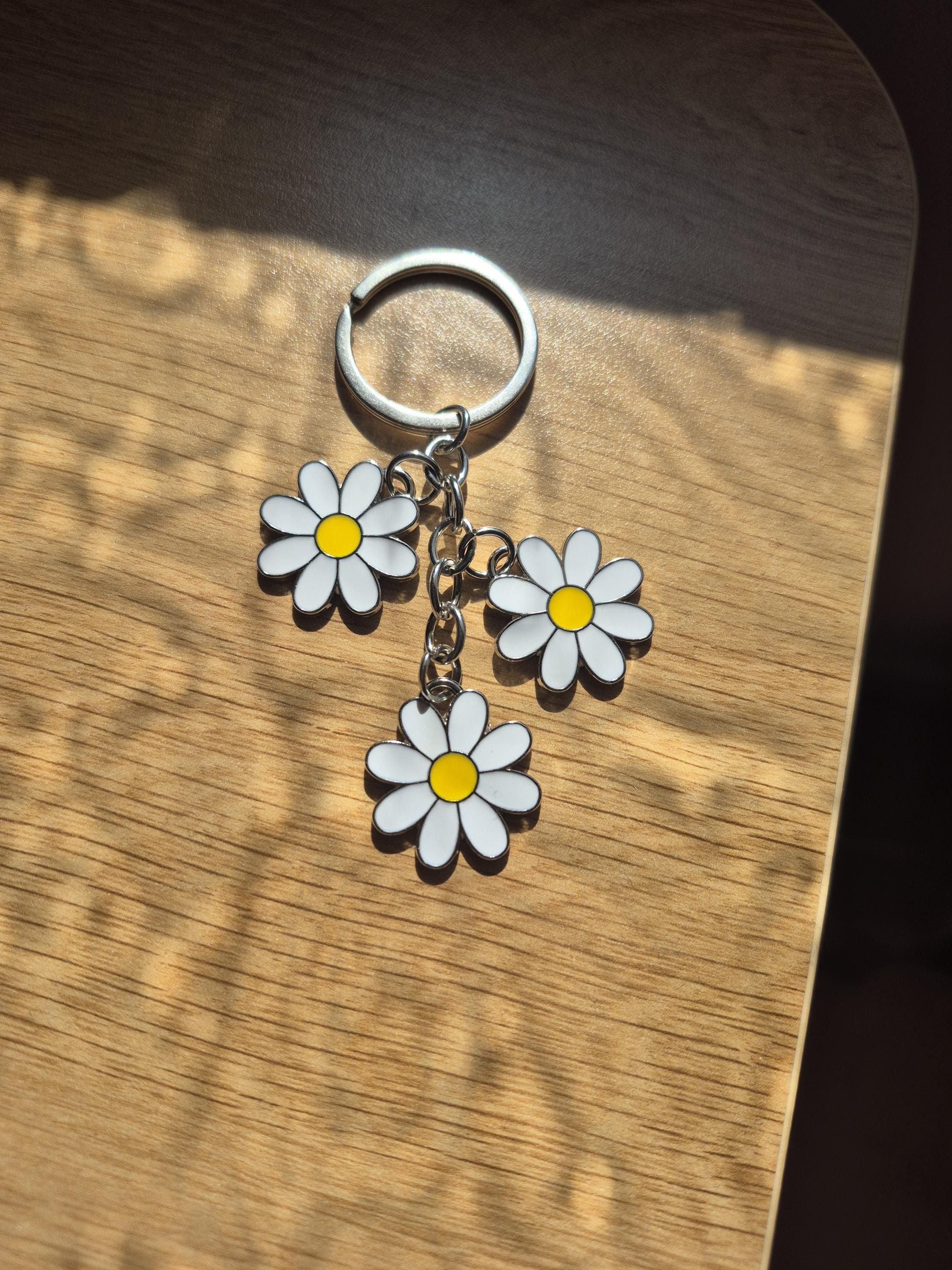Daisy flower keychain, Daisy flowers charm for her, Accessories for her, keychain accessories - image 3