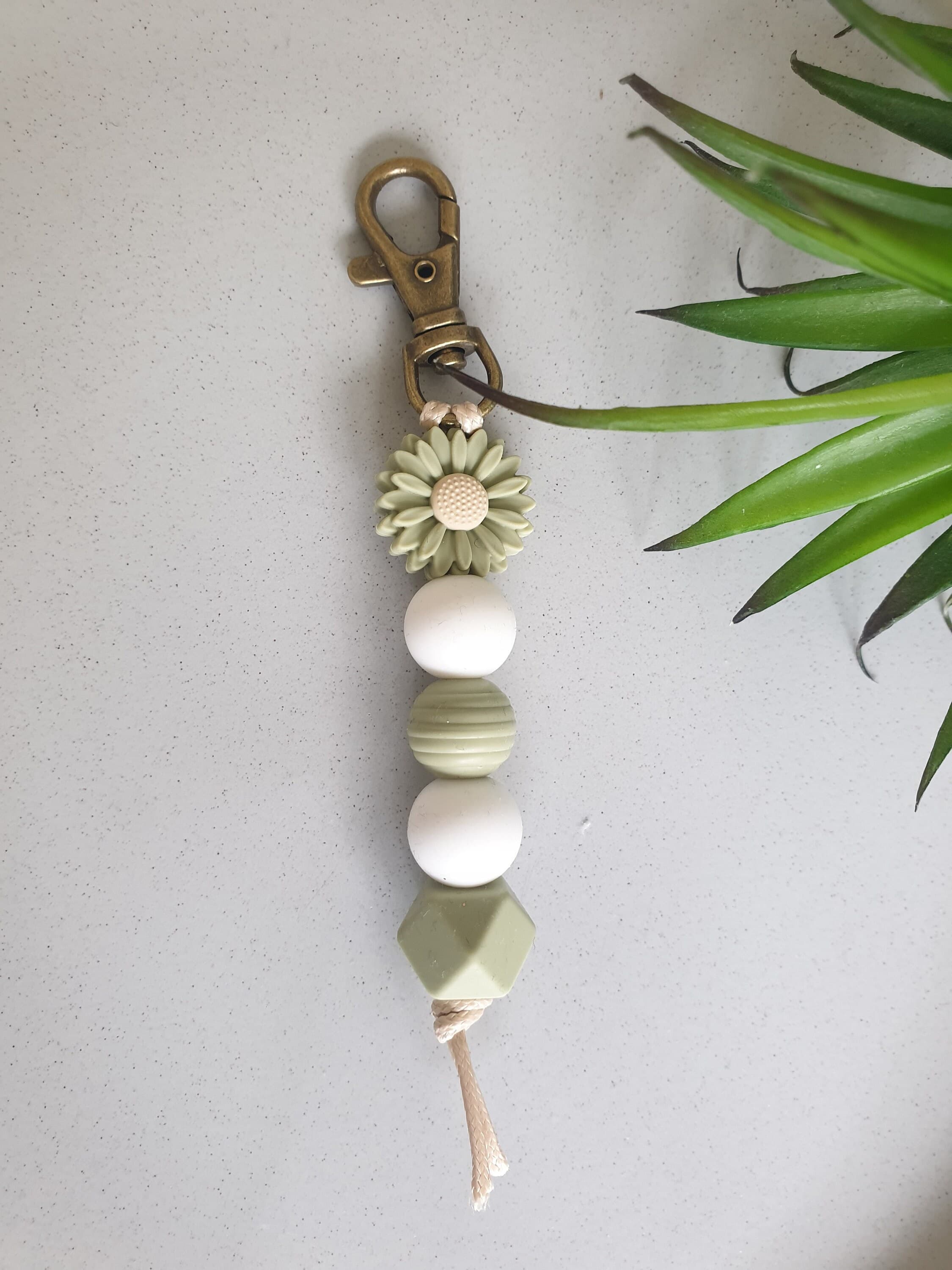 Keychain silicone bead daisy keychain- beaded keyring - Gift - Handbag accessories - image 3
