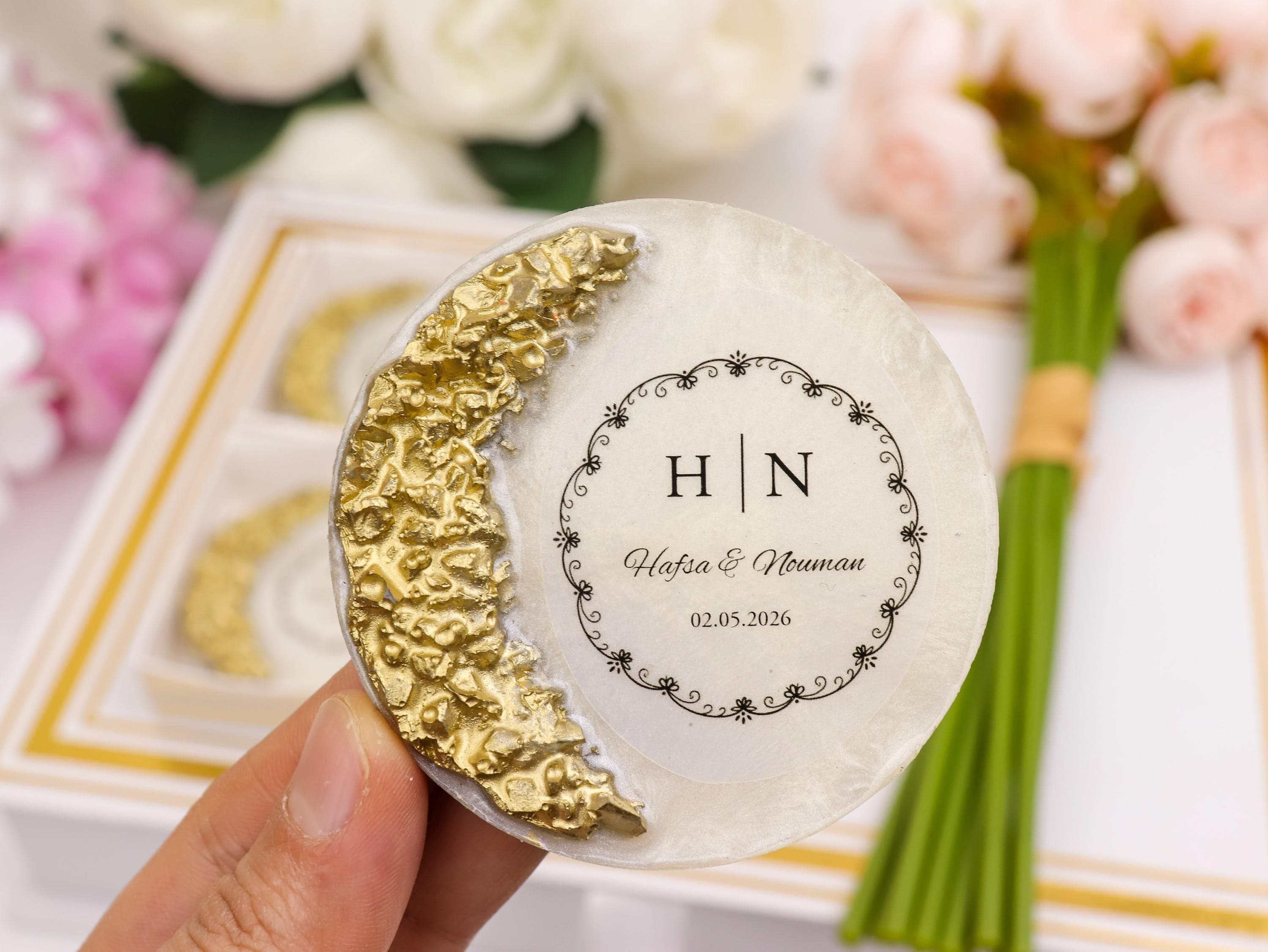 Personalized Gold Epoxy Magnet, Bulk Wedding Favors, Custom Resin Wedding Gifts, Elegant Engagement Souvenir