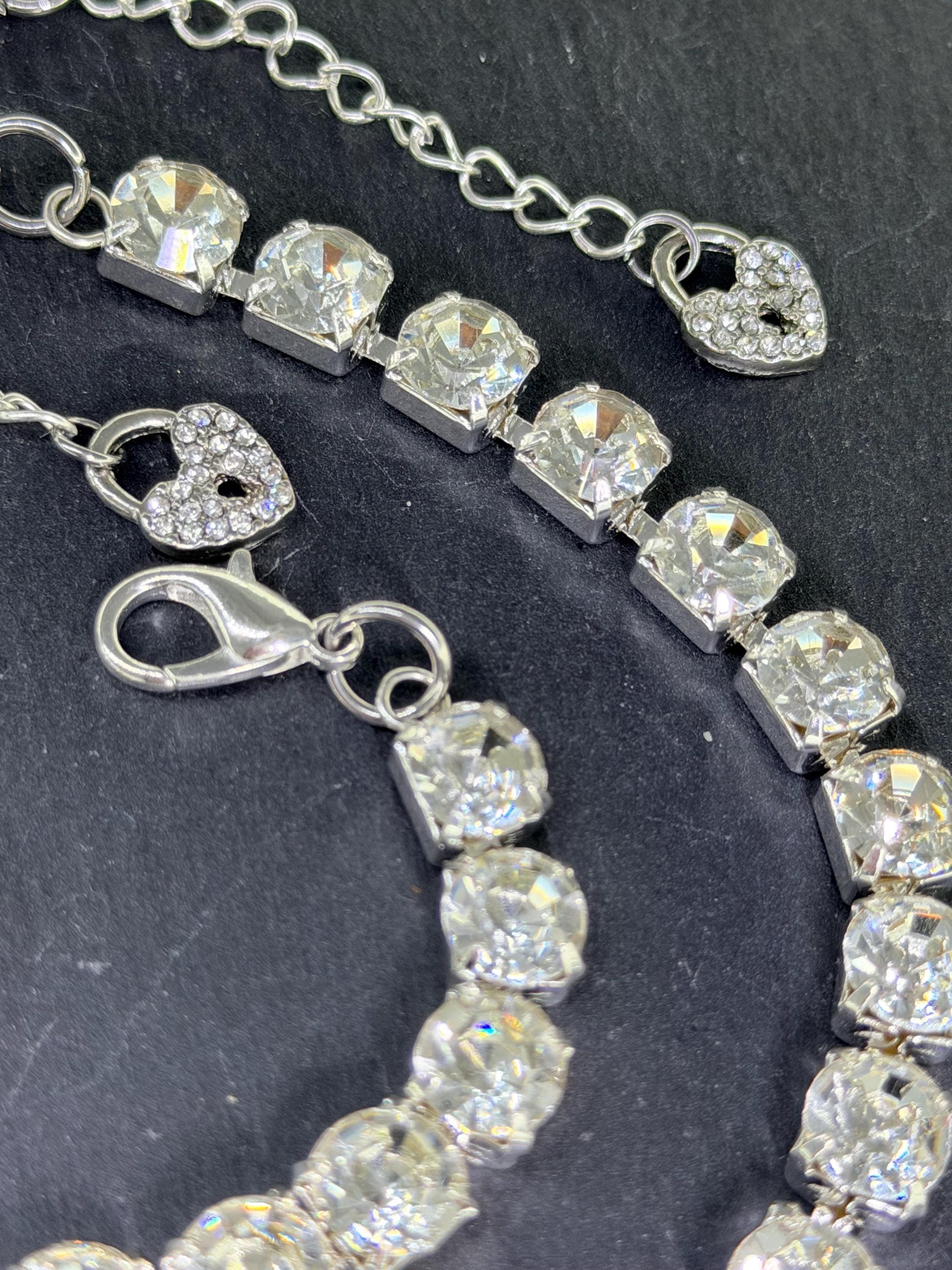 Adjustable lobster clasp and extender chain detail