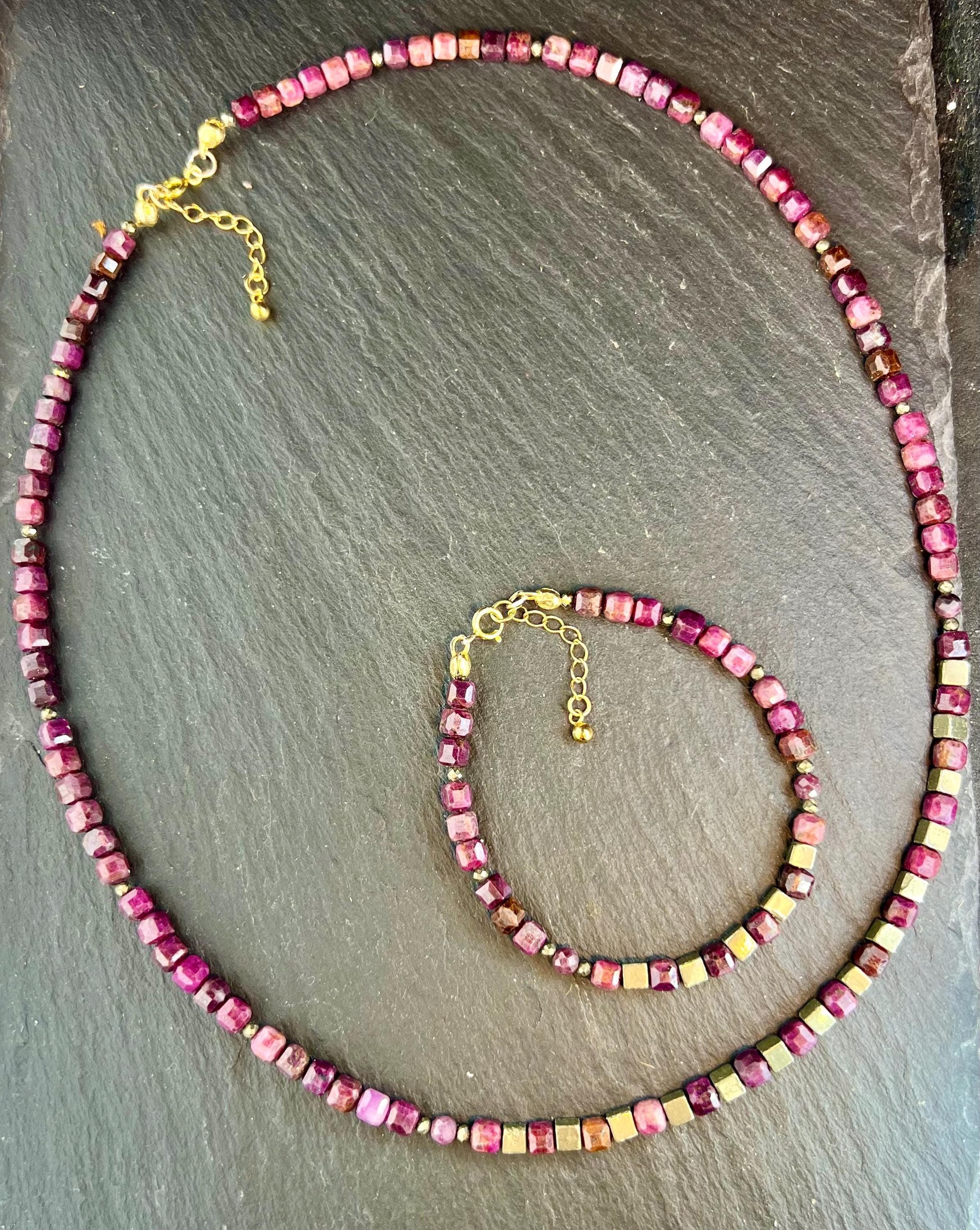 rubin halskette und armband, natuerliches edelsteinm, schmuckset, 925er silber, vergoldet, herzchakra, meditationsenergie