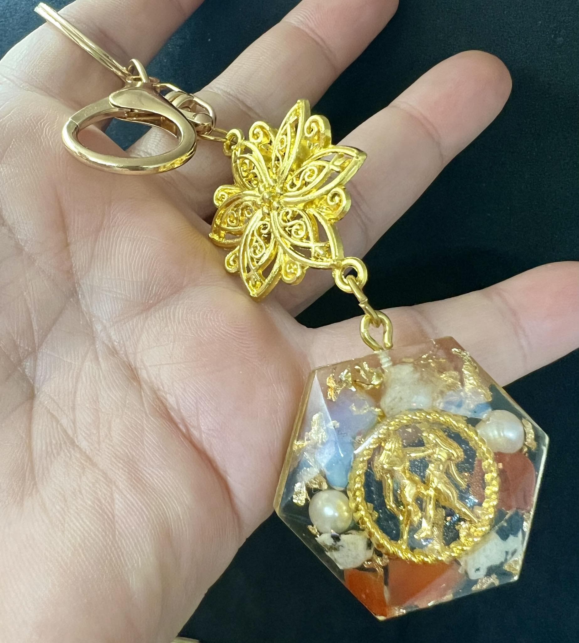 harz resin keychain schlusselanhänger Gemini Zodiac sign Sterneichen zwillinge natürliche edlesteine natural gemstones