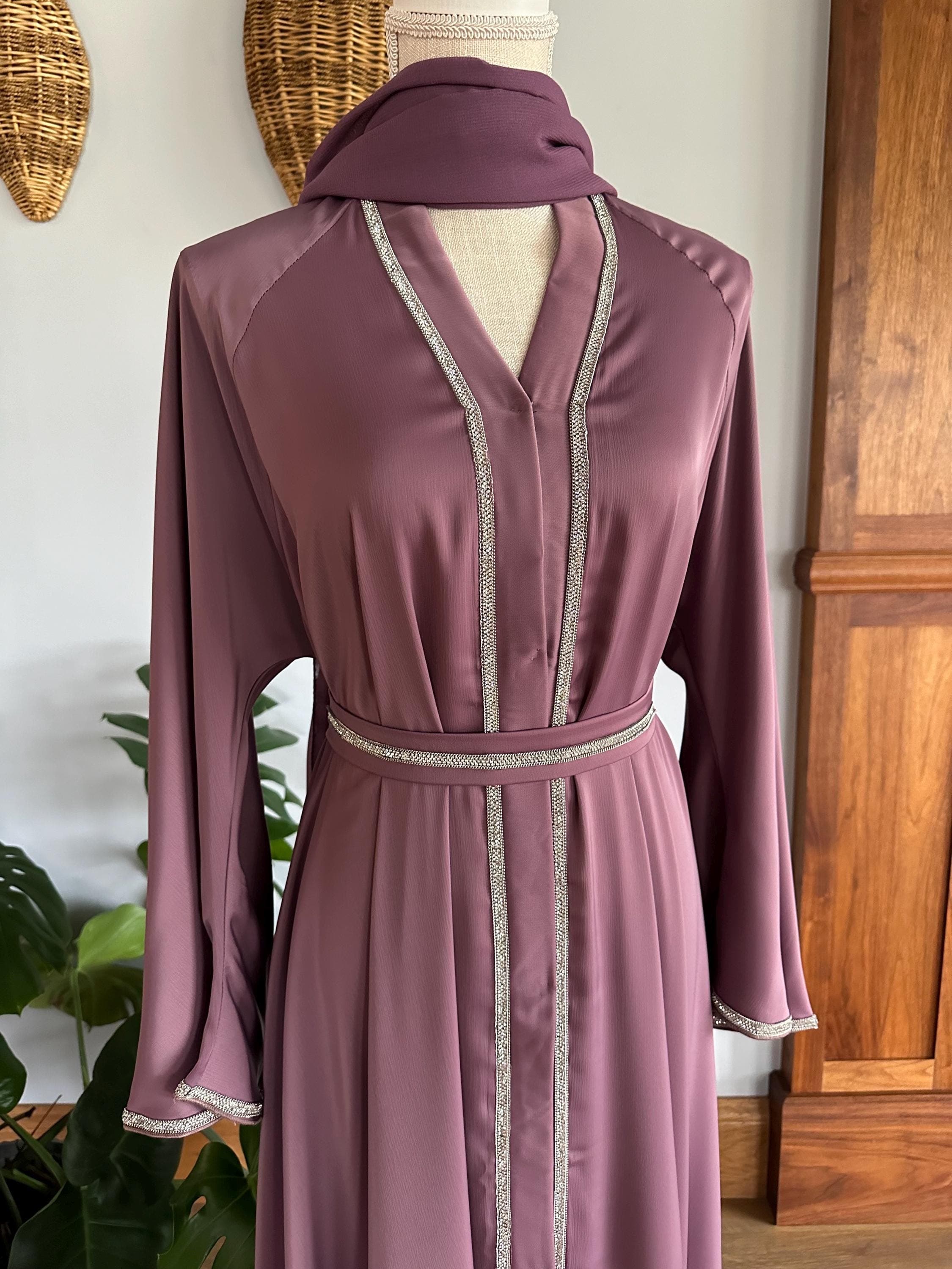 Pink Abaya with Silver Detail: Modest Dubai Style, Matching Headscarf & Belt - image 3