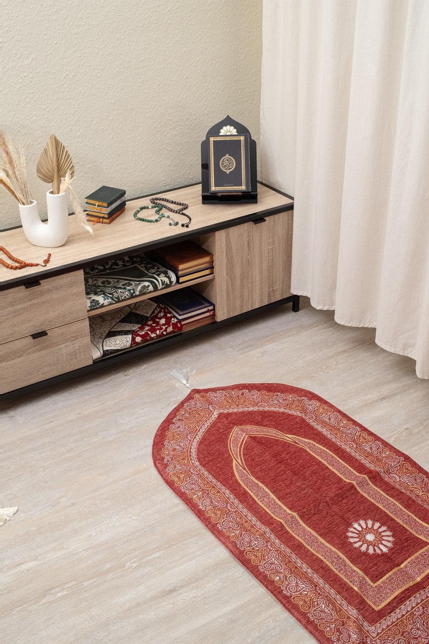 Mihrab Prayer Rug with Light Padding – Luxury Silk-Look Islamic Prayer Mat