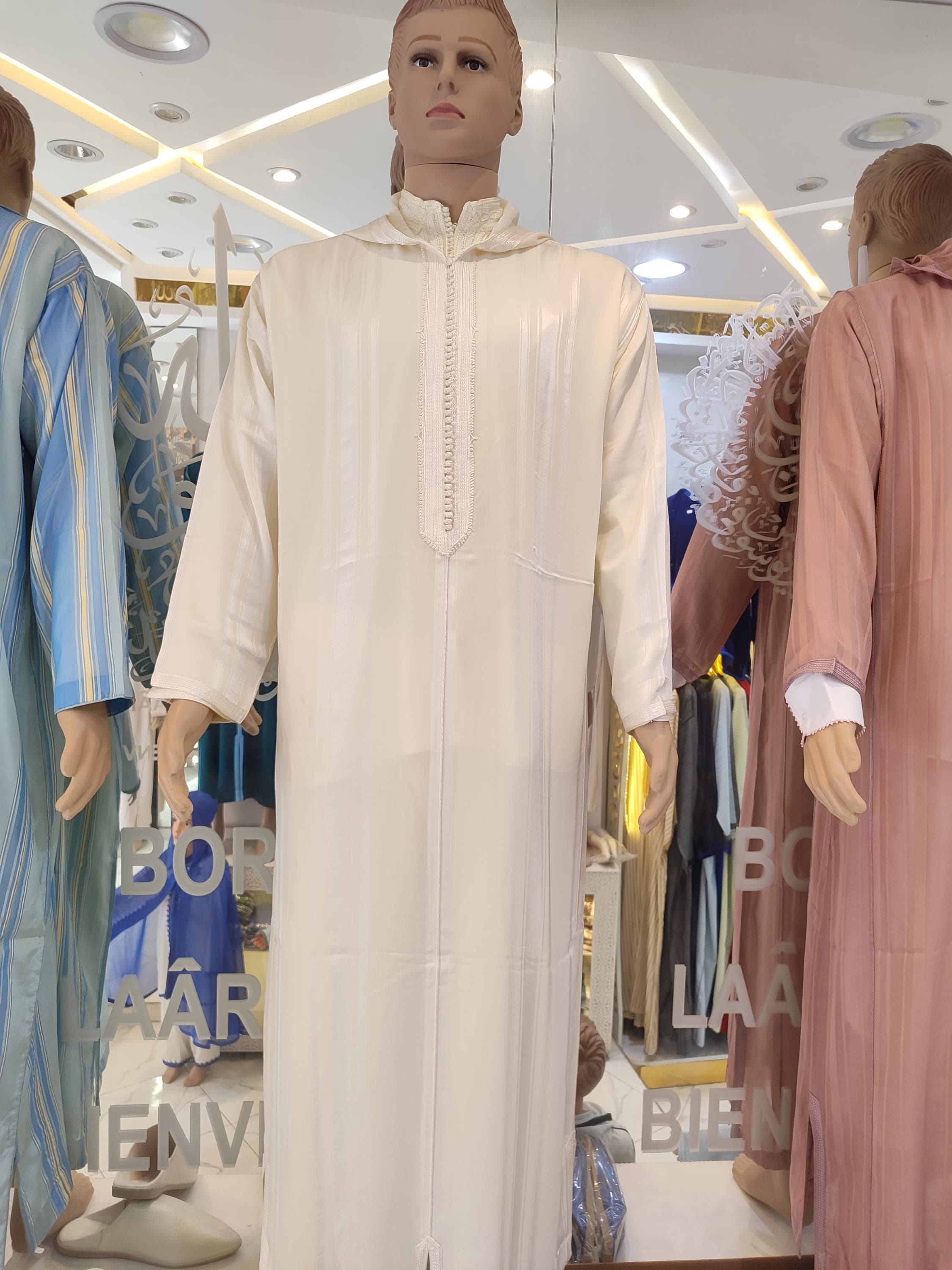 Elegant jabadour pour homme inspired by traditional Moroccan craftsmanship. This djellaba for men is a perfect blend of modern design and Islamic heritage, ideal for Ramadan, Eid, or daily wear. Paired with Moroccan babouche, it offers a complete Arabic dress look. A refined choice for anyone seeking a stylish jubbah, kaftan for men, or muslim mens wear.