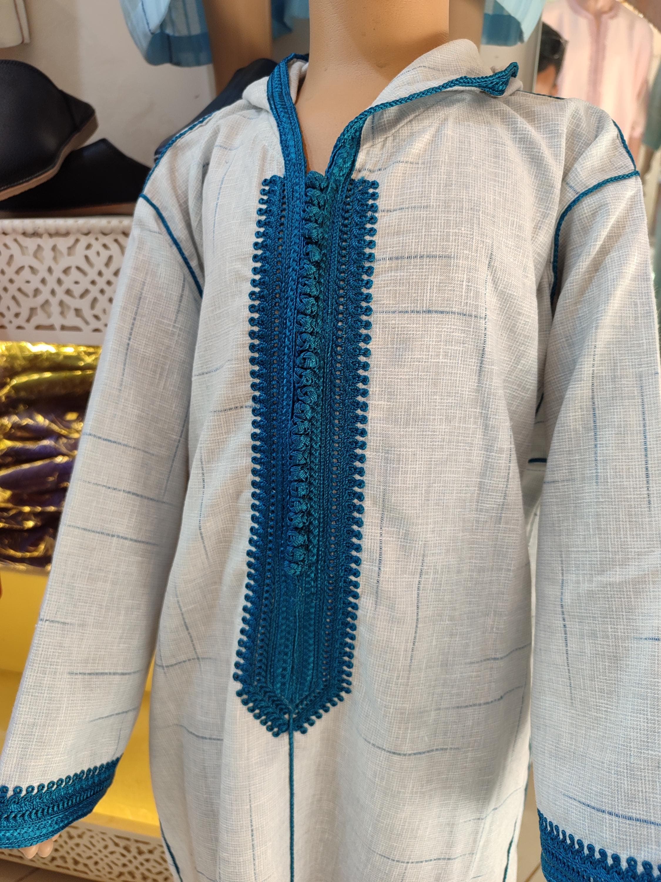 This elegant Moroccan jabador boy set is meticulously tailored for formal events. The boys thobe features a matching vest and trousers, adorned with sophisticated embroidery that reflects authentic craftsmanship. Designed as the ultimate boys Eid dress, it’s also perfect for aqiqah celebrations, weddings, and religious holidays. Made from breathable fabric, this child jabador prioritizes comfort without compromising on style.