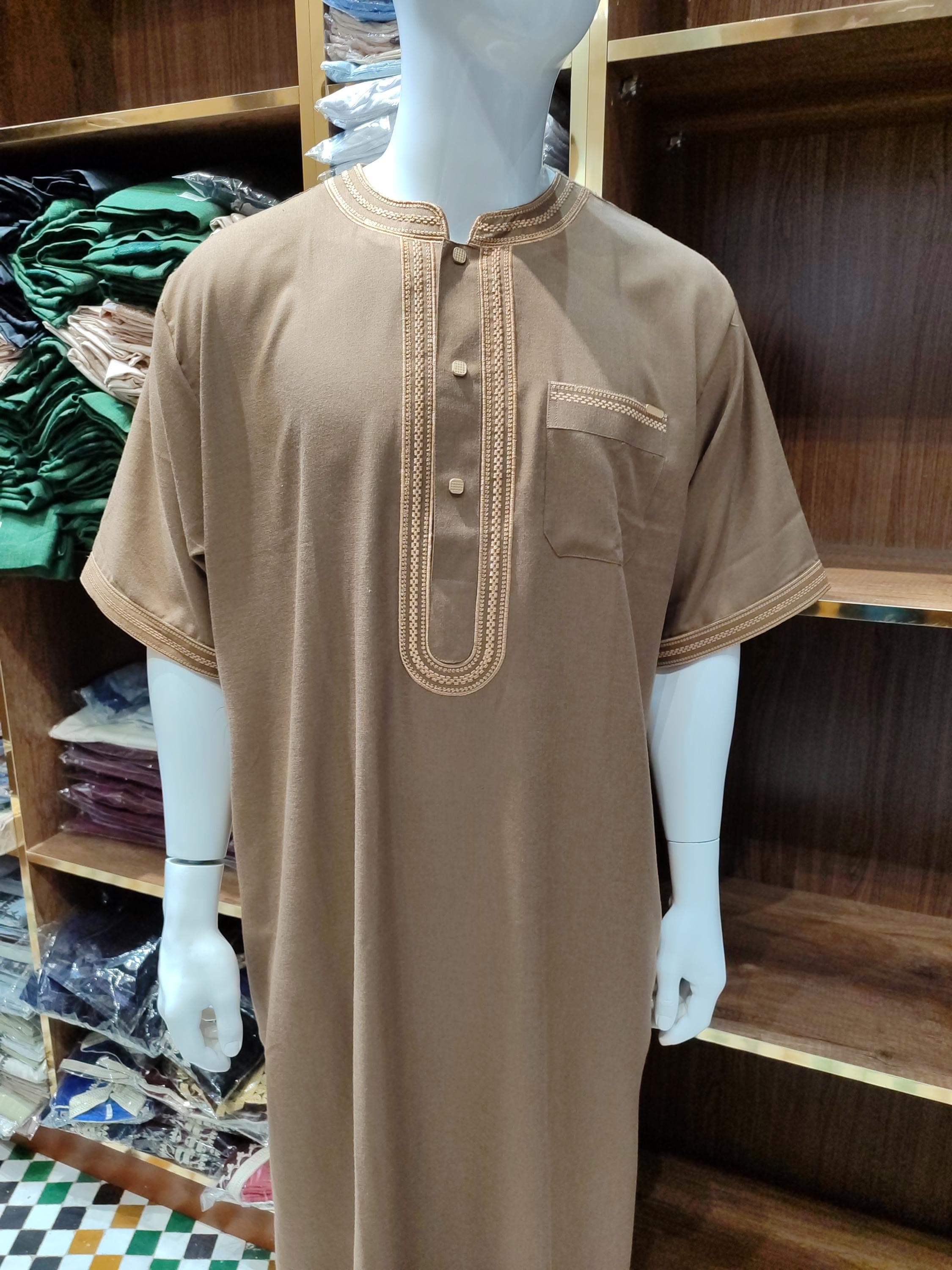Elevate your Islamic wardrobe with this beige Islamic clothing piece an elegant fusion of Moroccan djellaba, embroidered caftan, and men’s jubbah. Ideal for spiritual events, religious holidays, or as an elegant kaftan for wedding wear. With its soft fabric, detailed work, and hooded thobe cut, this garment brings together comfort and tradition. A perfect Valentine’s or Eid gift for husbands, brothers, or loved ones who appreciate authentic Moroccan wear.