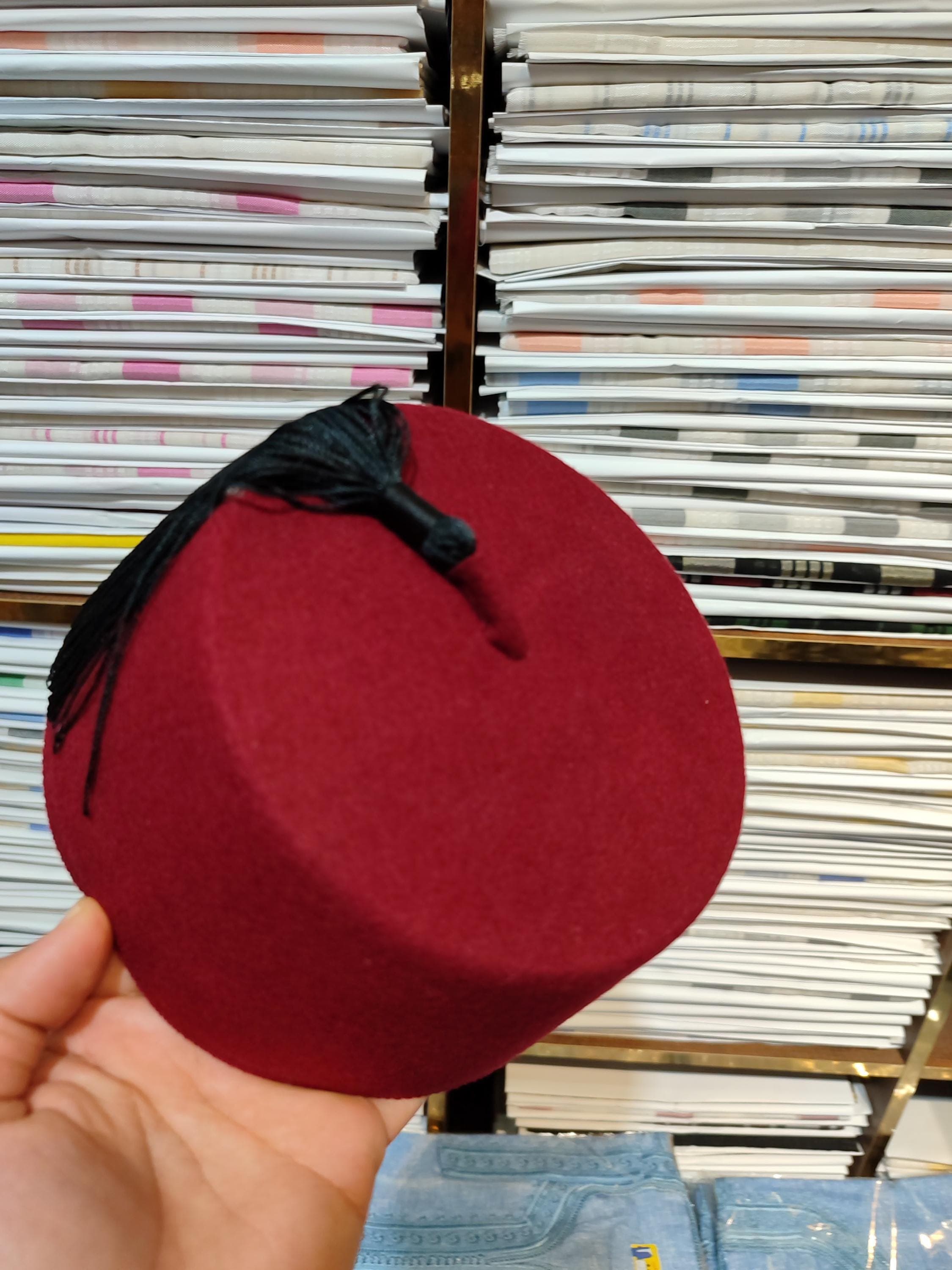 This handmade Fez hat is a tribute to Moroccan elegance and African heritage. The red velvet finish adds luxury to this iconic wool felt tarboosh hat, traditionally worn with djellaba marocaine or other cultural garments. Whether you're looking for a Fulani hat, ottoman fez, or a stylish Muslim men’s headwear, this oriental accessory delivers premium quality and timeless distinction for all your traditional events or spiritual gatherings.