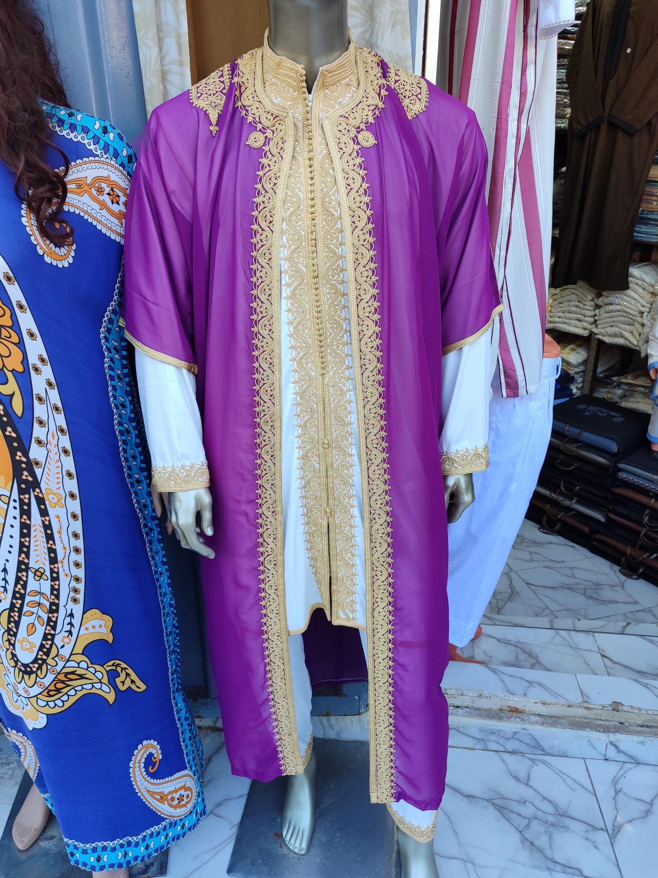 This Moroccan jabador men outfit is a masterpiece of handcrafted detail and refined elegance. Ideal for grooms, this wedding jabador blends Moroccan kaftan charm with the flair of a modern muslim nikah dress. Suitable for Eid, Henna, or Nikkah events, it offers a distinguished alternative to classic mens wedding outfit choices. A must-have for those embracing Moroccan style and cultural pride on their big day.