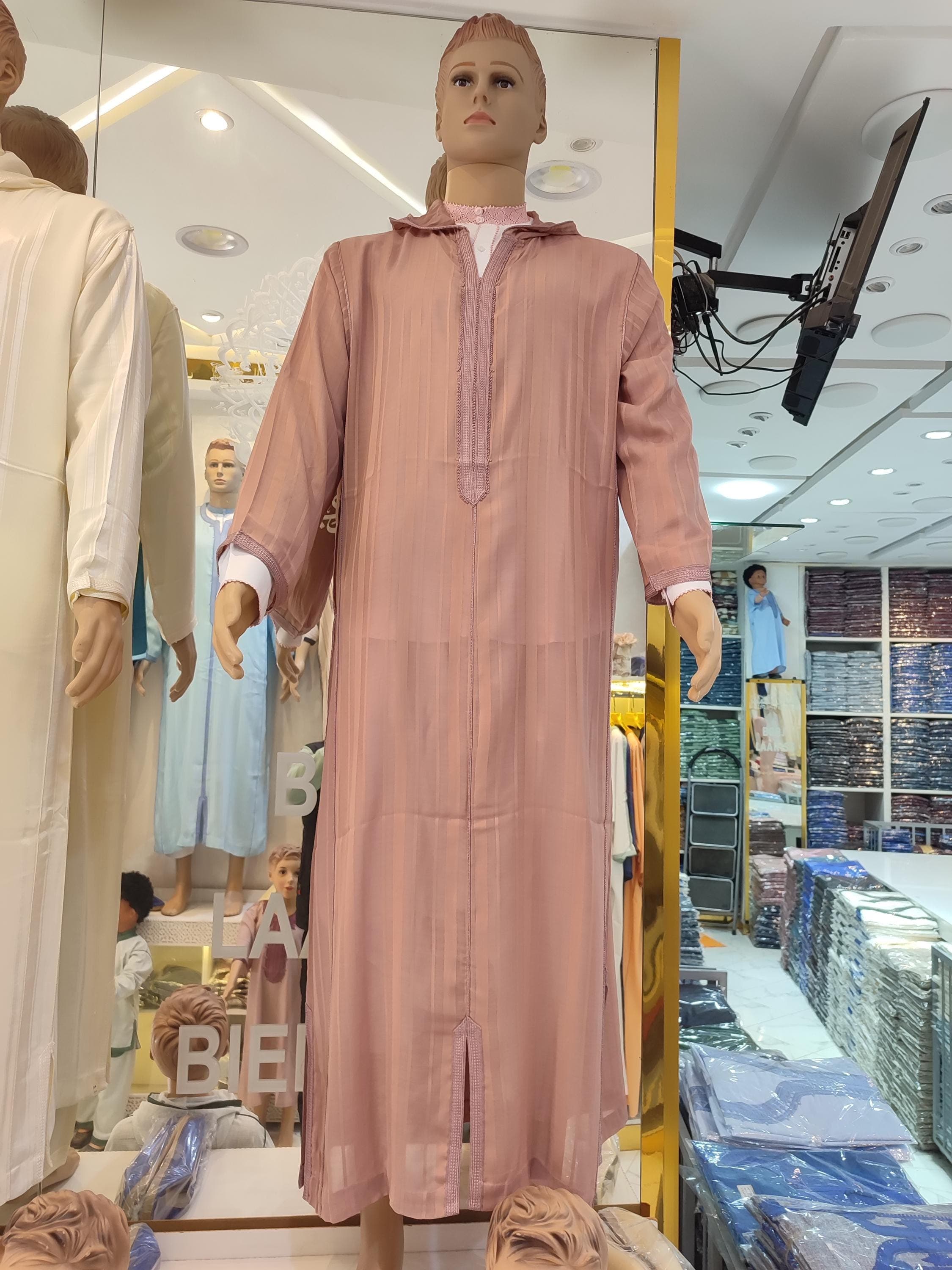 This Dusty Rose djellaba is a timeless Moroccan caftan crafted for men who appreciate elegance and tradition. Whether worn as a thobe for men, a muslim long kurta, or a jubba for daily prayers, this hooded djellaba embodies the spirit of Moroccan heritage. A perfect gift for Ramadan or special occasions, this jalabiya men piece pairs beautifully with Moroccan babouche.