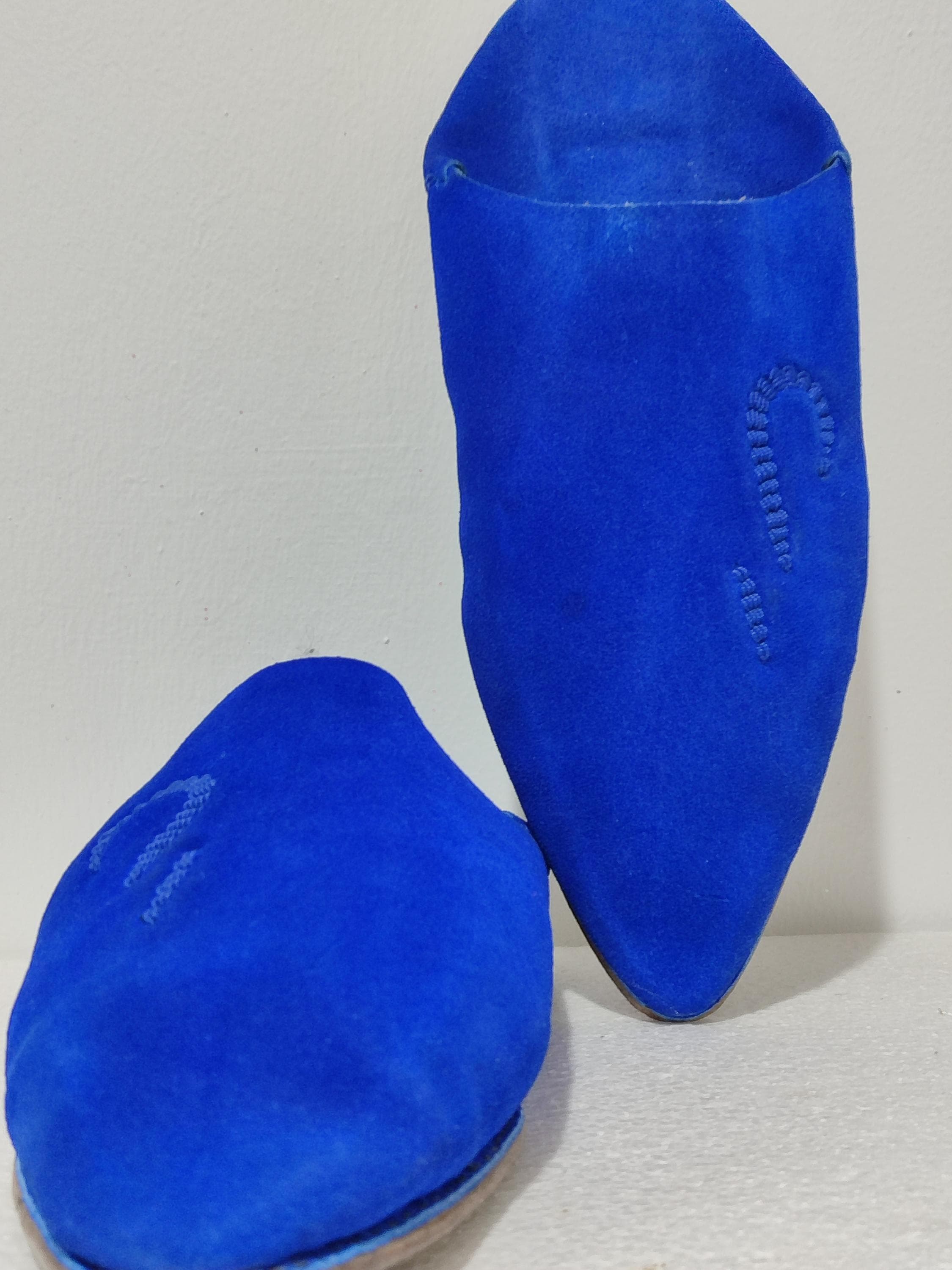 Discover authentic Moroccan shoes with these handmade pointed-toe babouche mules. Crafted from organic slippers materials, these leather babouches feature a breathable design with a supple sheepskin slippers interior. The Moroccan babouche style showcases intricate hand-tooling patterns, representing centuries of traditional footwear craftsmanship. Perfect as women's shoes or comfortable house slippers, these Moroccan mules combine cultural heritage with everyday functionality.