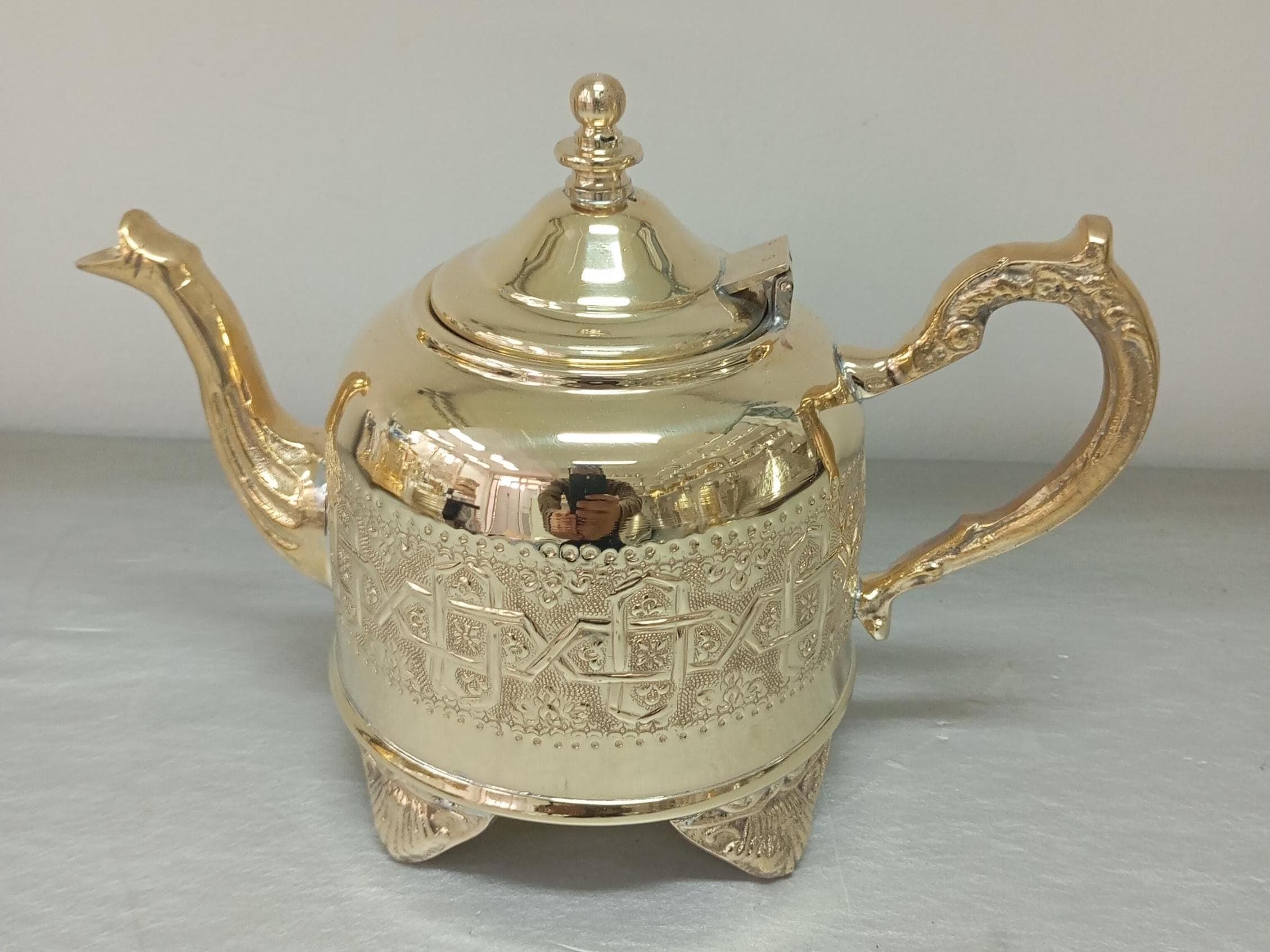 Apportez une touche marocaine à votre rituel du thé avec cette théière en or, un véritable chef-d'œuvre de l'artisanat. Parfaite pour les événements spéciaux, cette théière fait main marie tradition et sophistication, offrant une expérience unique aux amateurs de thé à travers le Canada et au-delà.