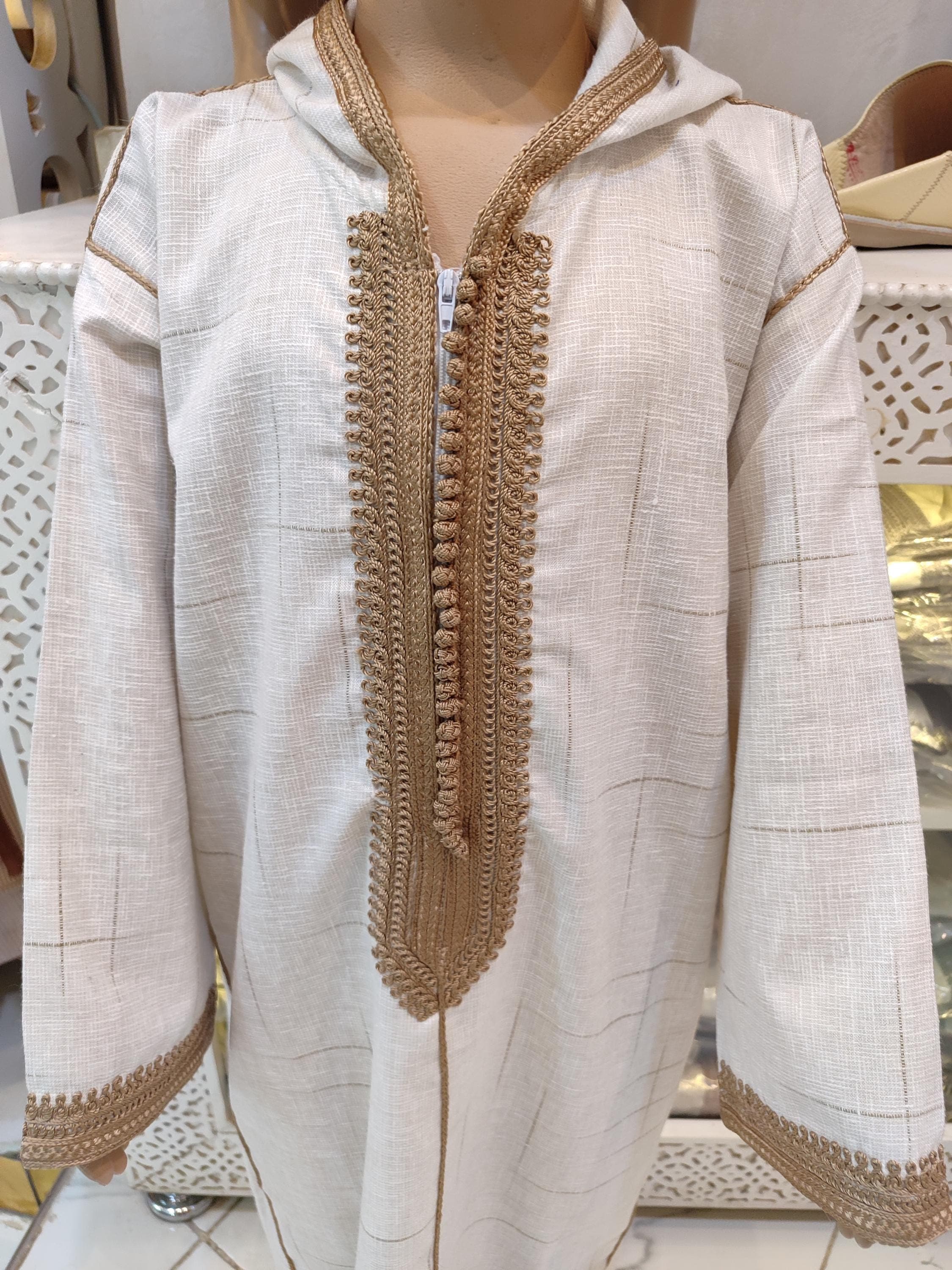 Create lasting memories with this personalized Moroccan thobe for boys. Our traditional qamis features delicate embroidery and can be customized with your child's name. Designed for Eid outfits, Islamic celebrations or cultural events, this Arab fashion piece combines elegance with comfort. The lightweight fabric and relaxed fit make it perfect for active toddlers and older children alike. As authentic Moroccan wear, it makes a meaningful introduction outfit or page boy attire.