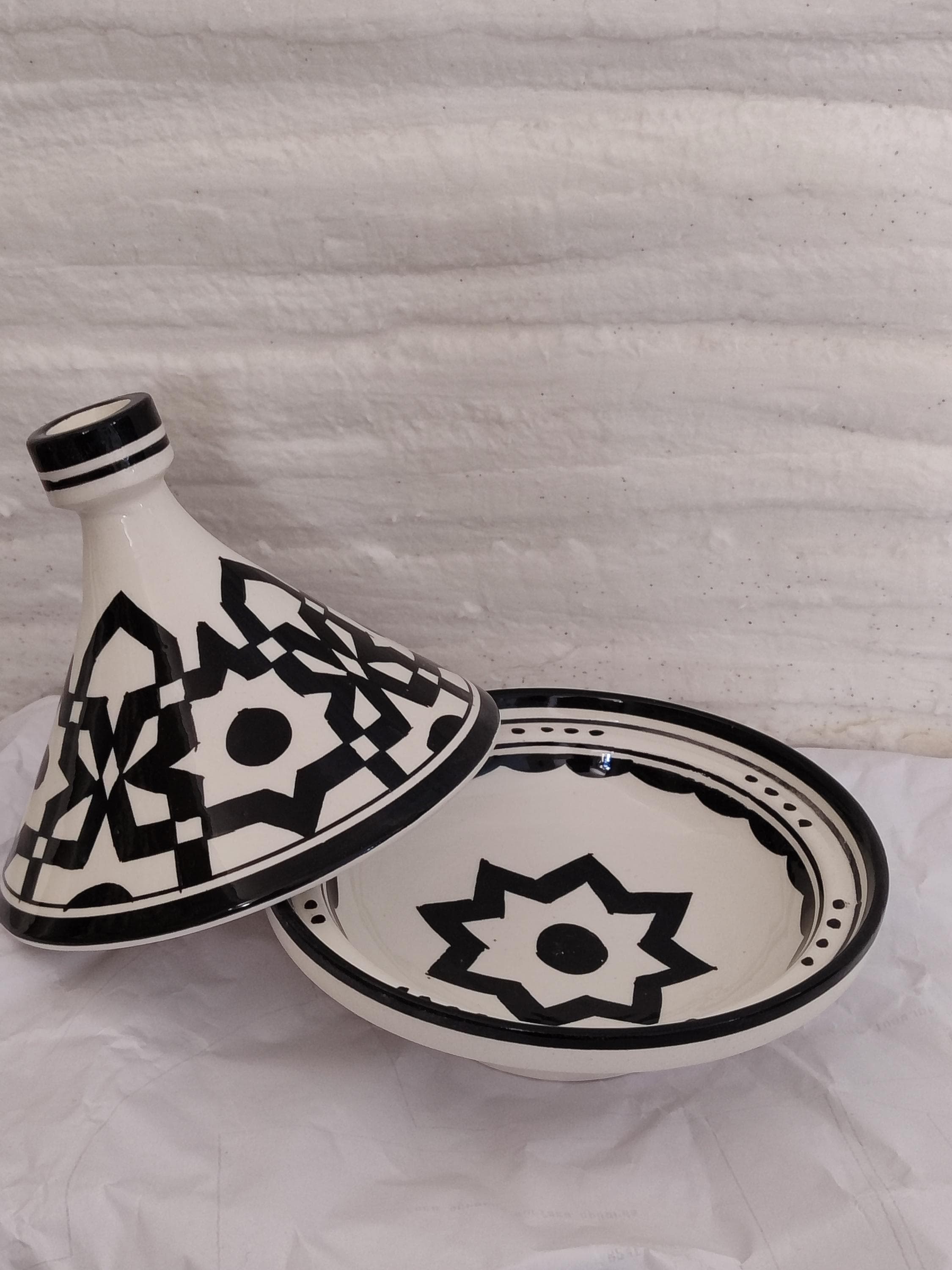 Elevate your kitchen with this authentic Moroccan cooking pot / authentischer marokkanischer Kochtopf, a blend of terracotta tajine / Tontajine and modern function. The handcrafted finish, inspired by Berber pottery / Berber-Keramik, features traditional black and white Islamic geometric designs / schwarz-weiße islamische Muster. Ideal as a clay tajine / Ton-Kochtopf for everyday meals or as a stunning serving dish / Servierschale for guests.