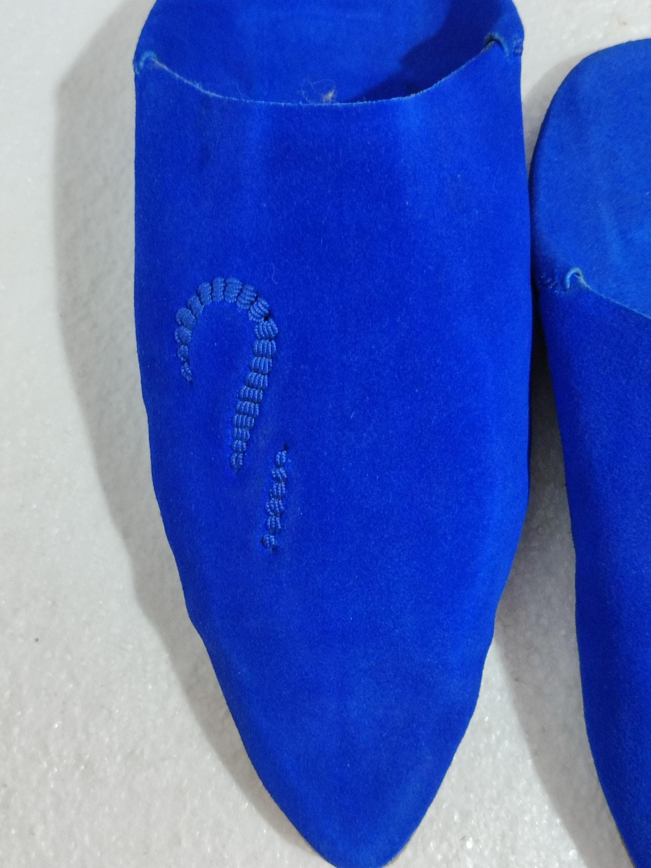 Experience authentic Moroccan shoes with these handmade babouche slippers, designed for both men and women. Made from organic slippers materials, these leather babouches feature a roomy toe box and flexible sole for all-day comfort. The Moroccan babouche design showcases intricate hand-stitching details, reflecting generations of traditional footwear craftsmanship. Whether worn as house shoes or paired with casual outfits, these sheepskin slippers offer breathable comfort.