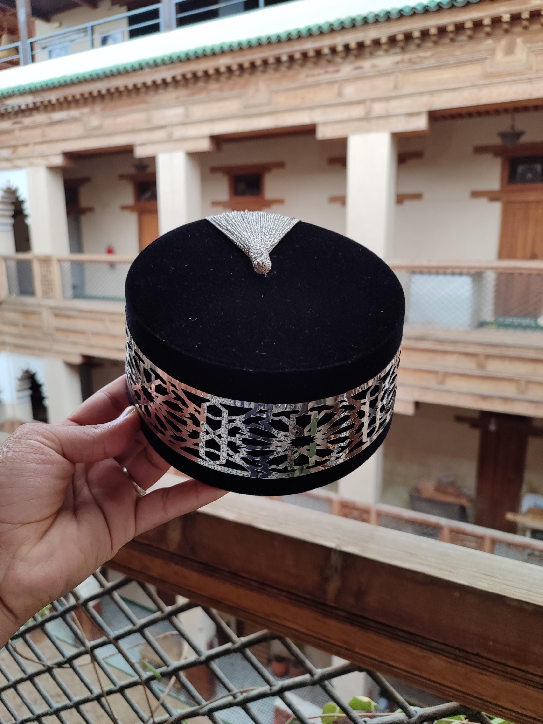 Elevate your wardrobe with this Premium Moroccan Fez Hat for Men. Designed for formal and cultural events, this tarboosh hat is made from plush black velvet and features a elegant, swinging silk tassel. It is the perfect complement to any Moroccan djellaba, adding an authentic and sophisticated touch to your ensemble. Whether for a wedding, a religious celebration, or as a unique historical item, this chapeau marocain is a symbol of refinement and Moroccan tradition
