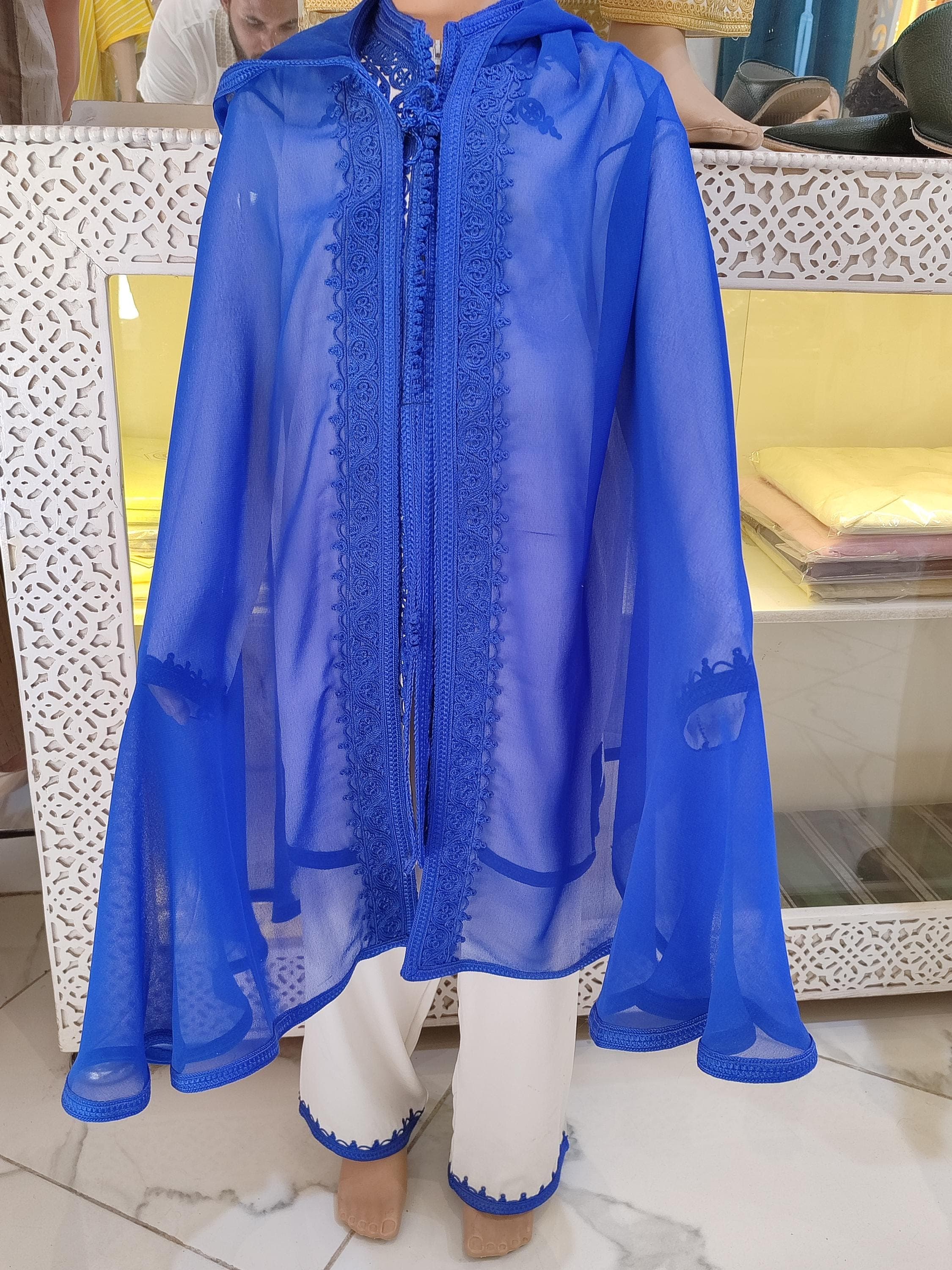 Handcrafted boys jubba kaftan that blends traditional Moroccan style with contemporary comfort. This Islamic kids wear features elegant embroidery on premium fabric, perfect for Eid outfits or family celebrations. The thoughtful design includes easy-care materials and a comfortable fit for active boys. As authentic Moroccan wear, it makes children feel special while connecting them to cultural roots. Ideal for page boy outfits, introduction ceremonies or bapteme events
