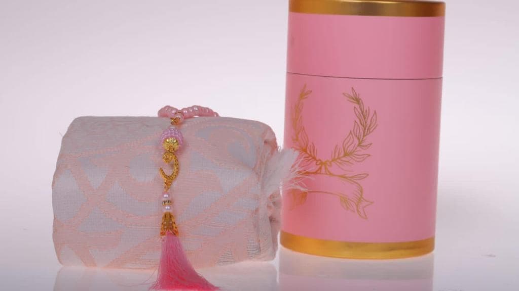 Ideal Gift cylinder Box Kaba Prayer Mat rugs Janamaz & Tasbeeh nice colours - image 2