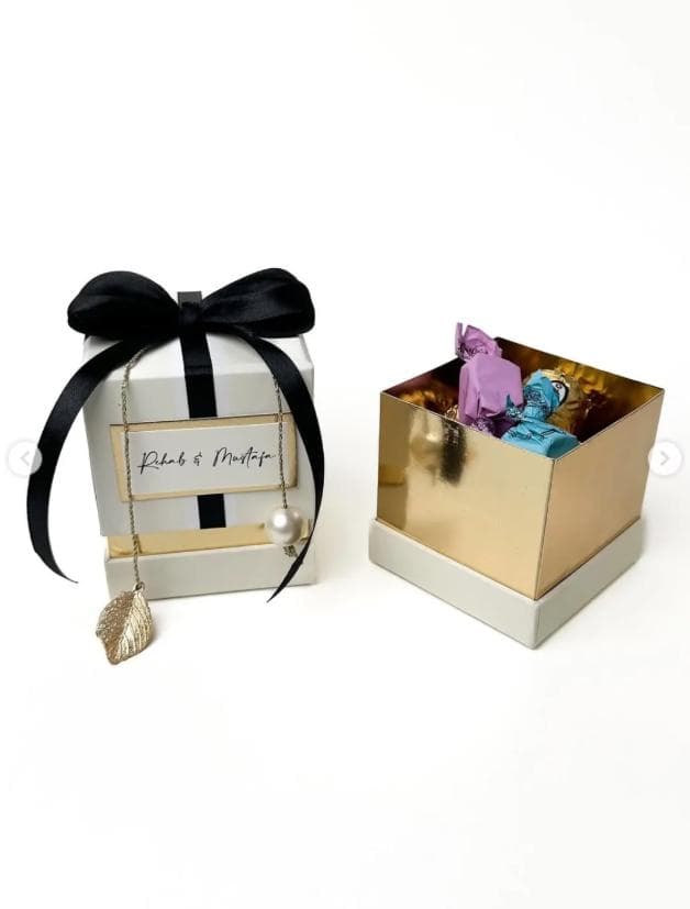 Elegant Wedding Favors with Pearl And Satin Ribbon/Chocolate Box